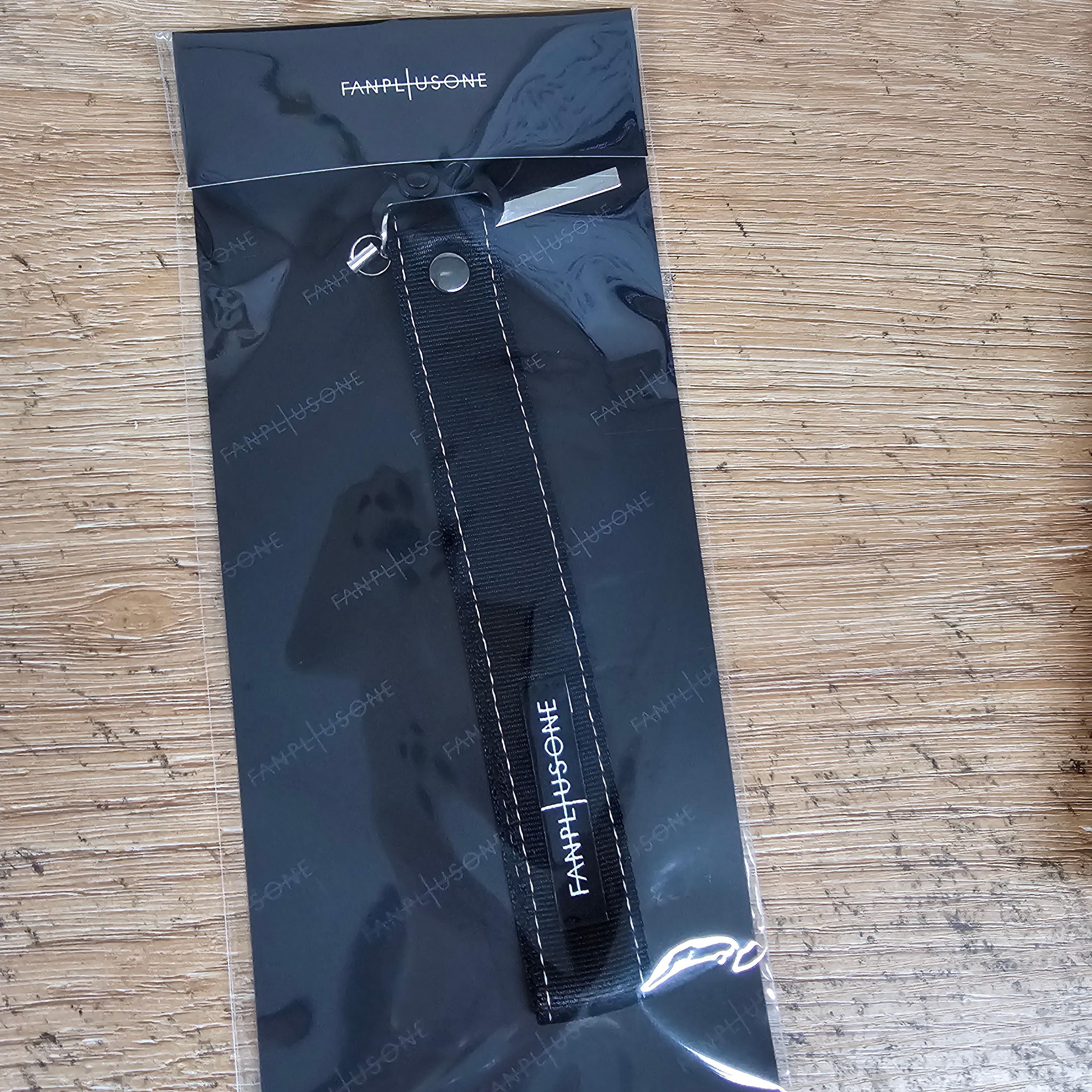 G-DRAGON Ubermensch Light Stick Strap Black 착용 스타일