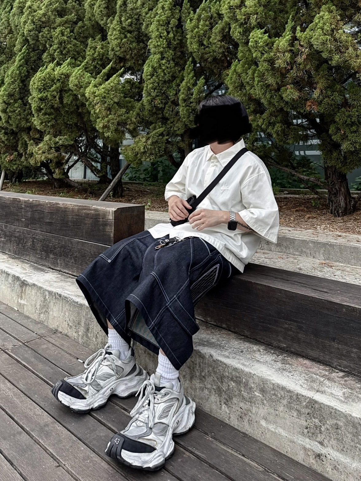 Balenciaga Cargo Sneakers White Grey 착용 스타일 - 2