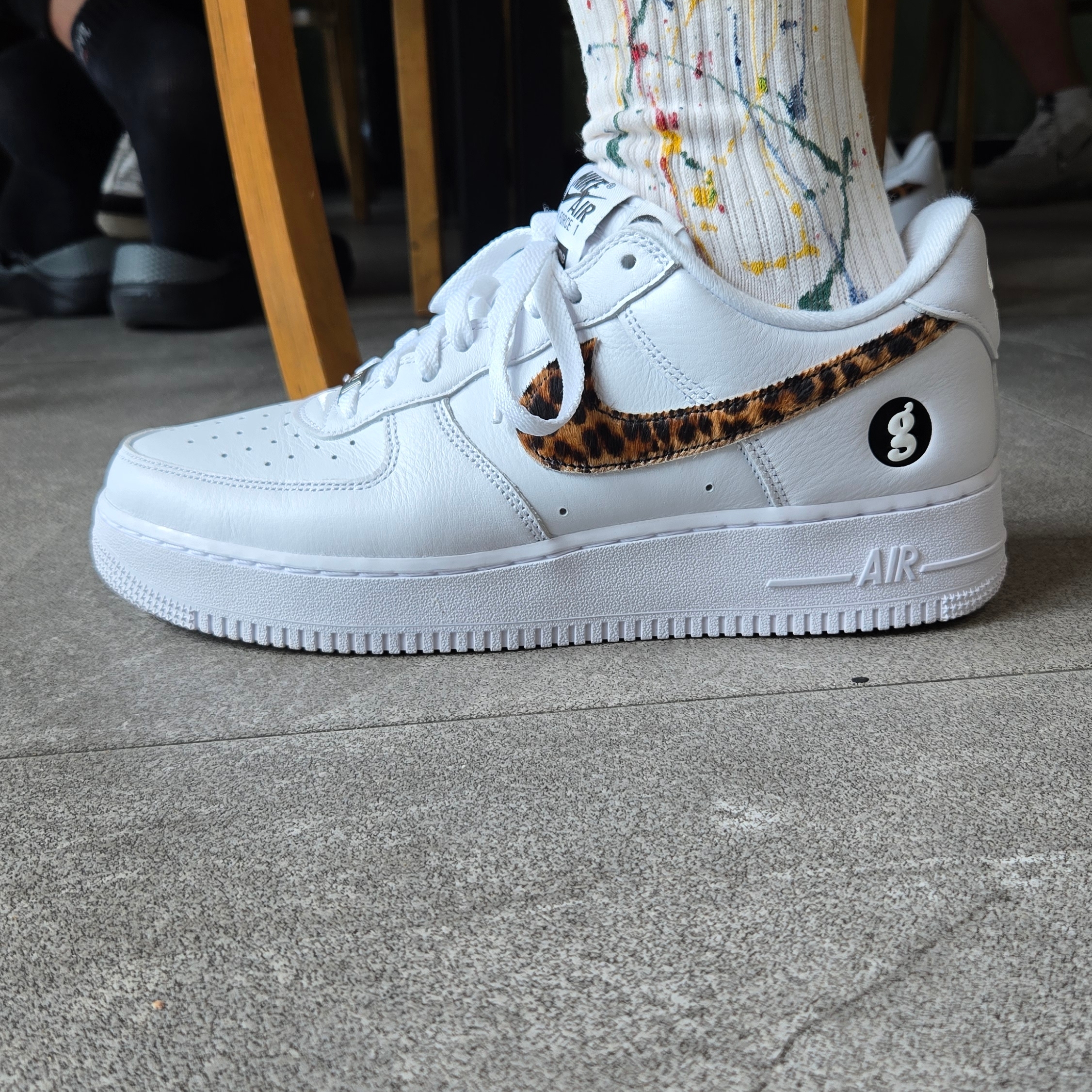 Nike x Supreme x GOODENOUGH Air Force 1 Low White - 25SS, Supreme Los Angeles Fire Relief Box Logo T-Shirt White - 25SS 착용 스타일 - 2