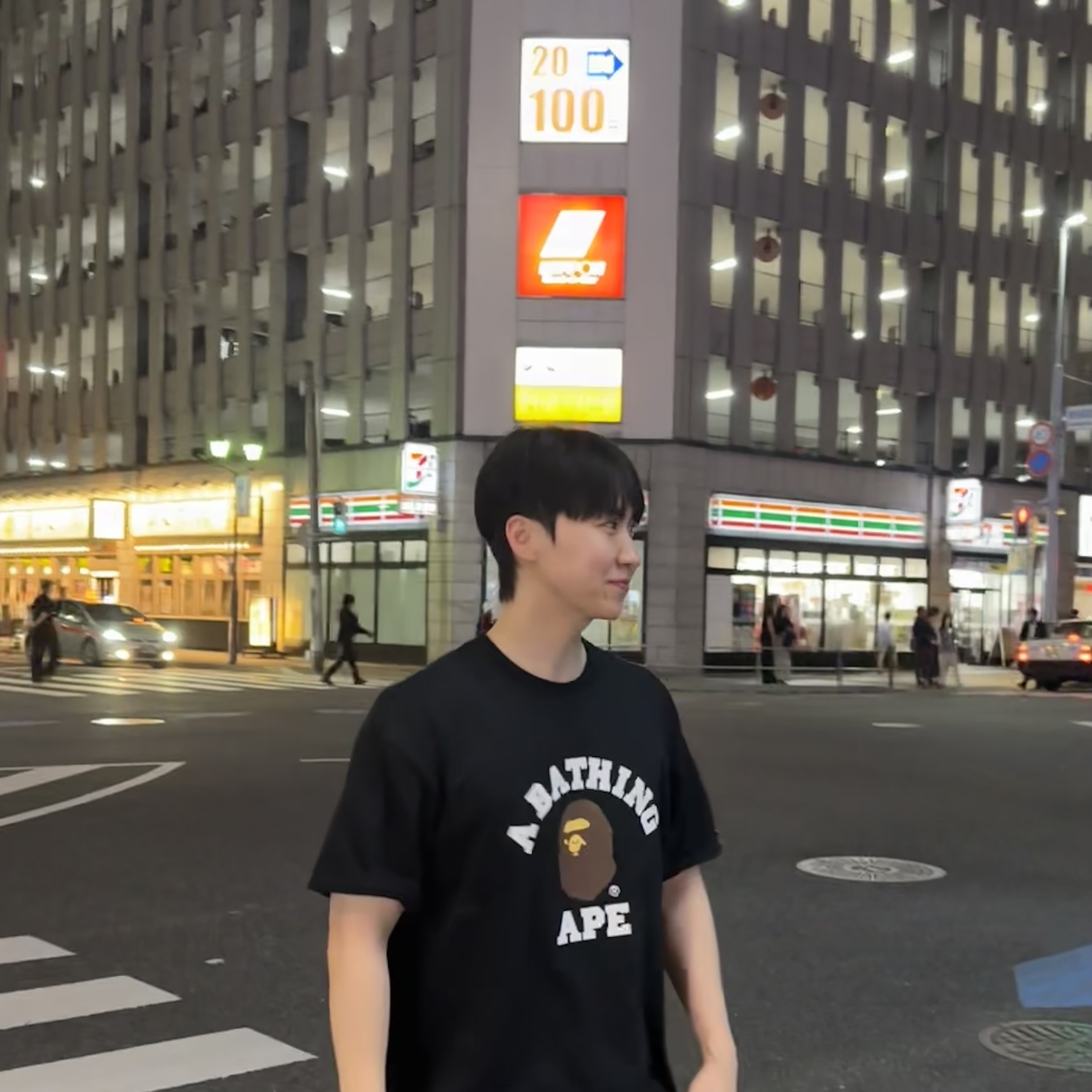 BAPE College T-Shirt Black, Crocs Classic Clog Black 착용 스타일 - 1
