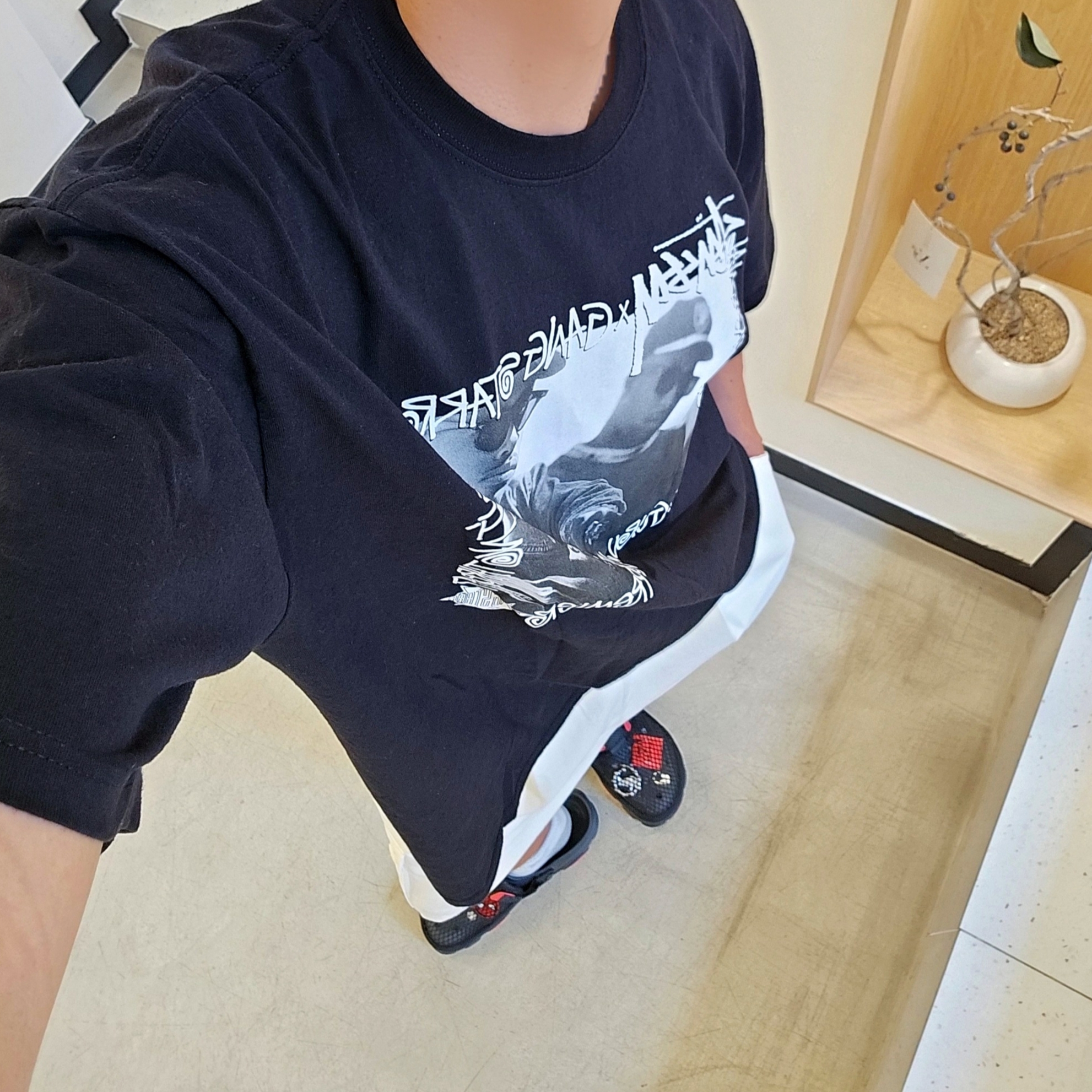 Stussy x Gang Starr Take It Personal T-Shirt Black, Crocs x Staple Classic All Terrain Clog Black 착용 스타일 - 1