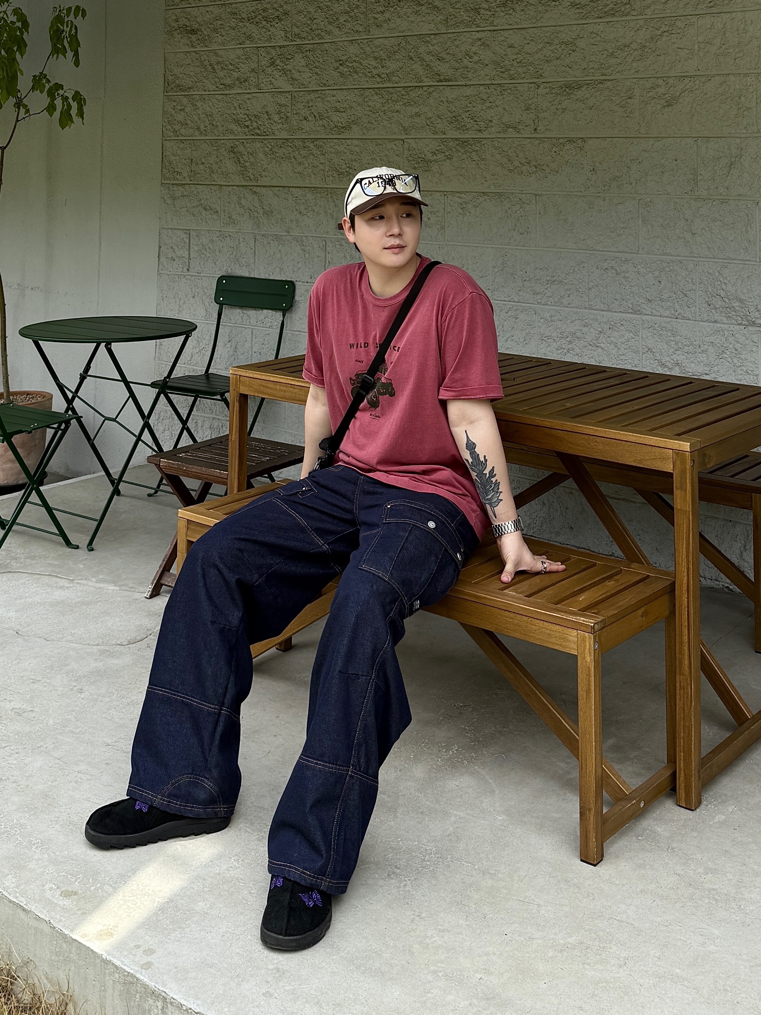 Wildthings Wild Series Tee Wild Service Burgundy, Vacant Archive Wayen Military Cargo Pants Deep Blue 착용 스타일 - 1