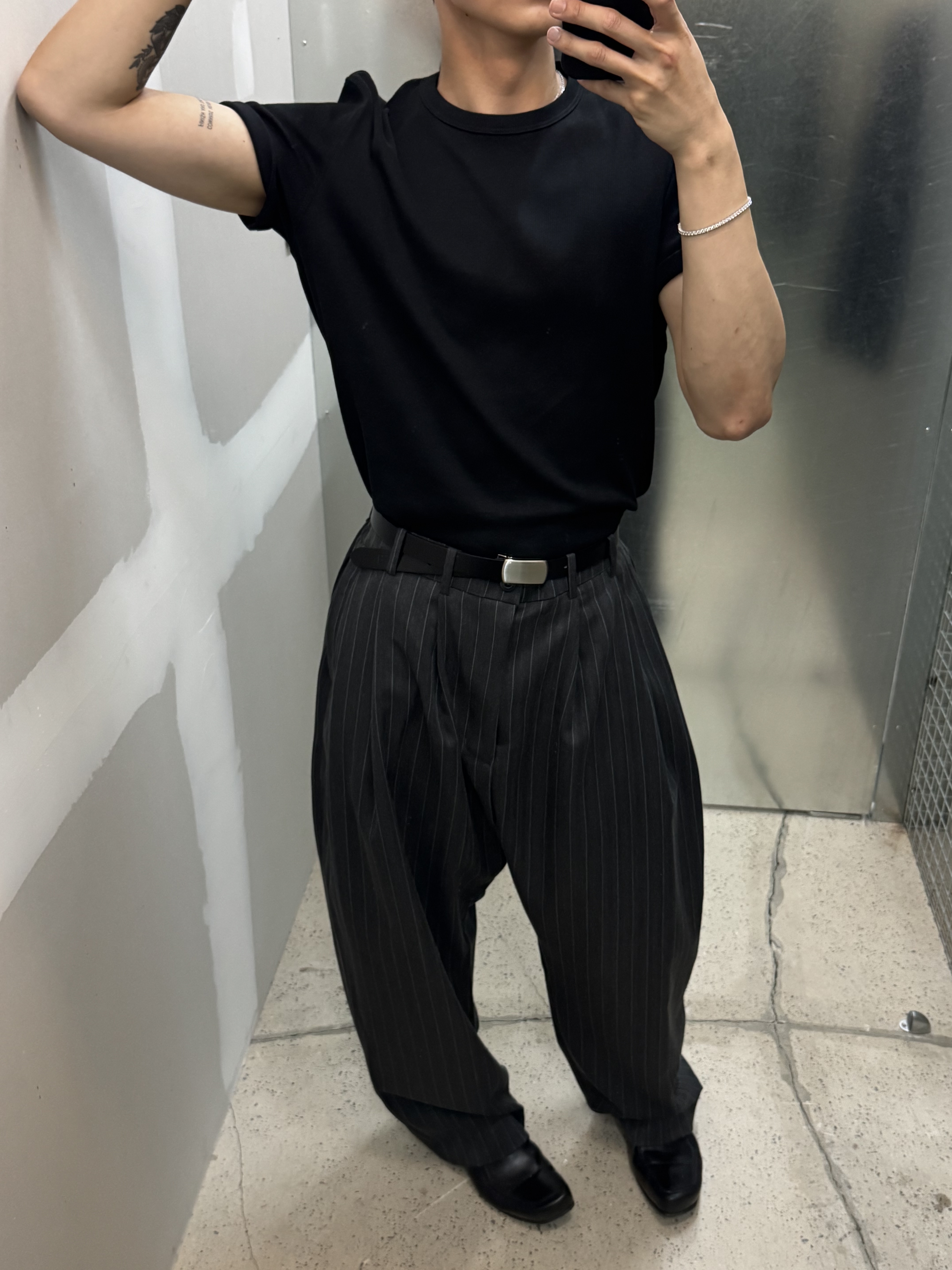 noun Wide Tapered Pants Stripe Charcoal 착용 스타일 - 3