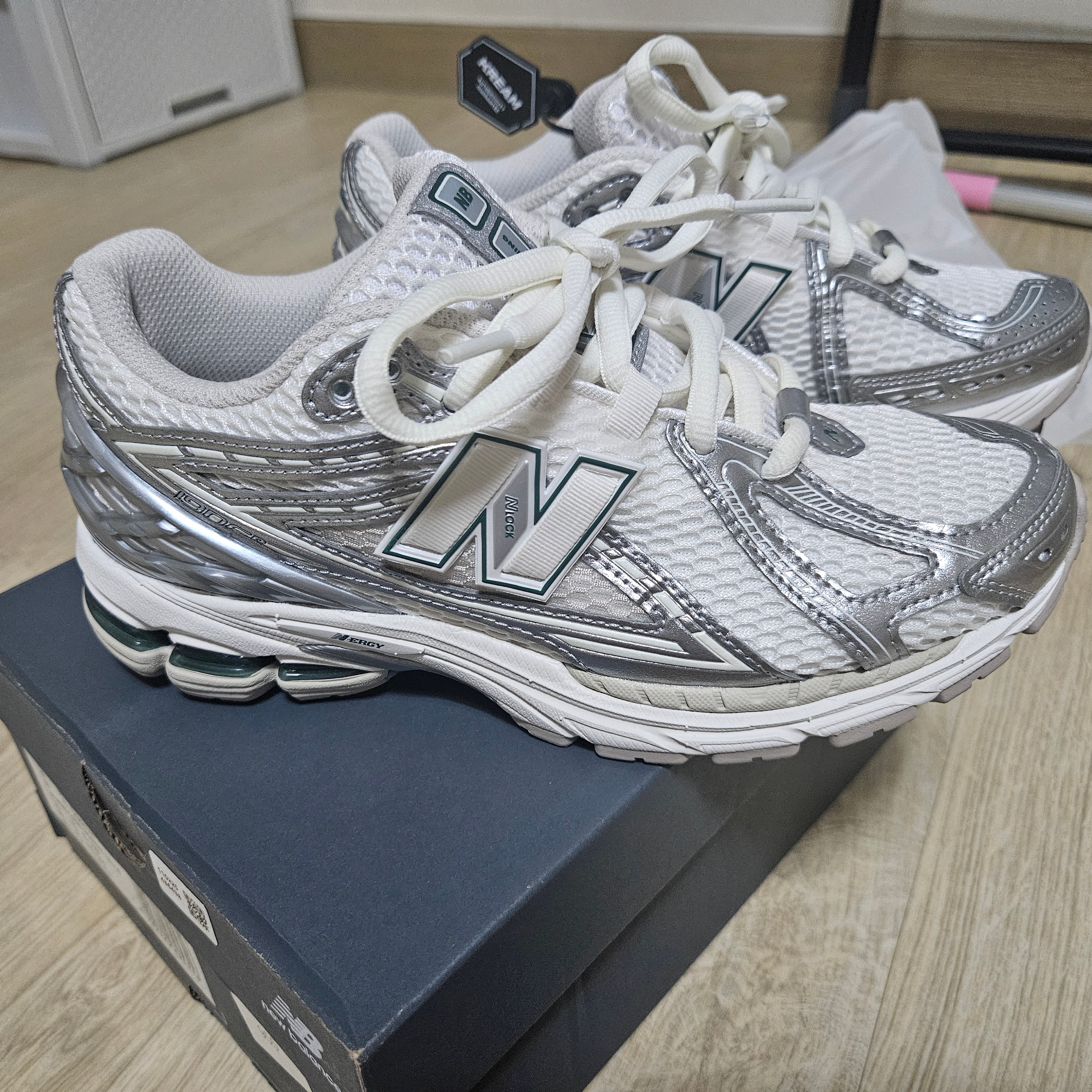 New Balance 1906R Silver Metallic Sea Salt 착용 스타일 - 1