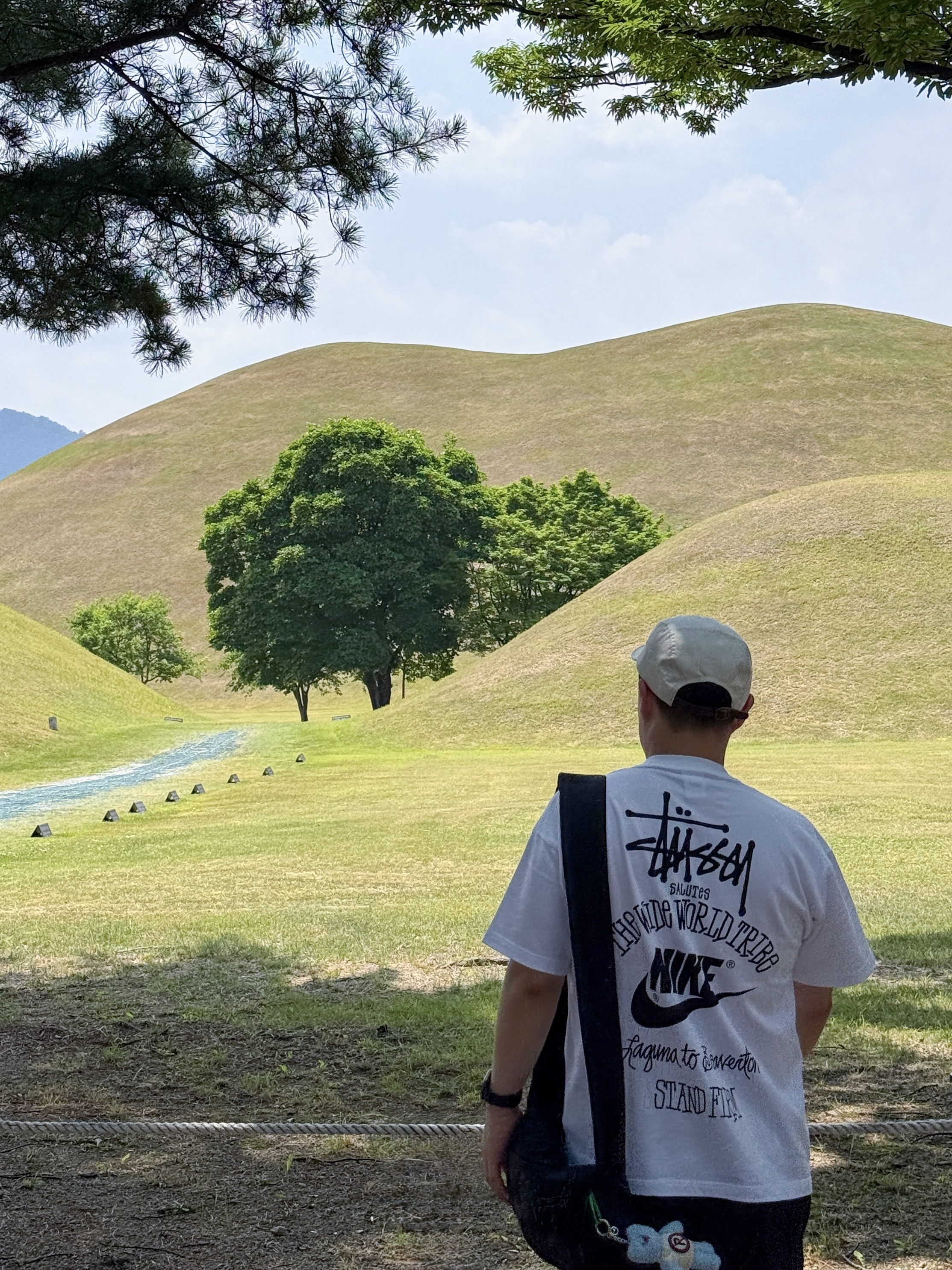 Nike x Stussy T-Shirt White (DV1774-100), Monamhee x Peaceminusone Syhee Plush Keyring 착용 스타일