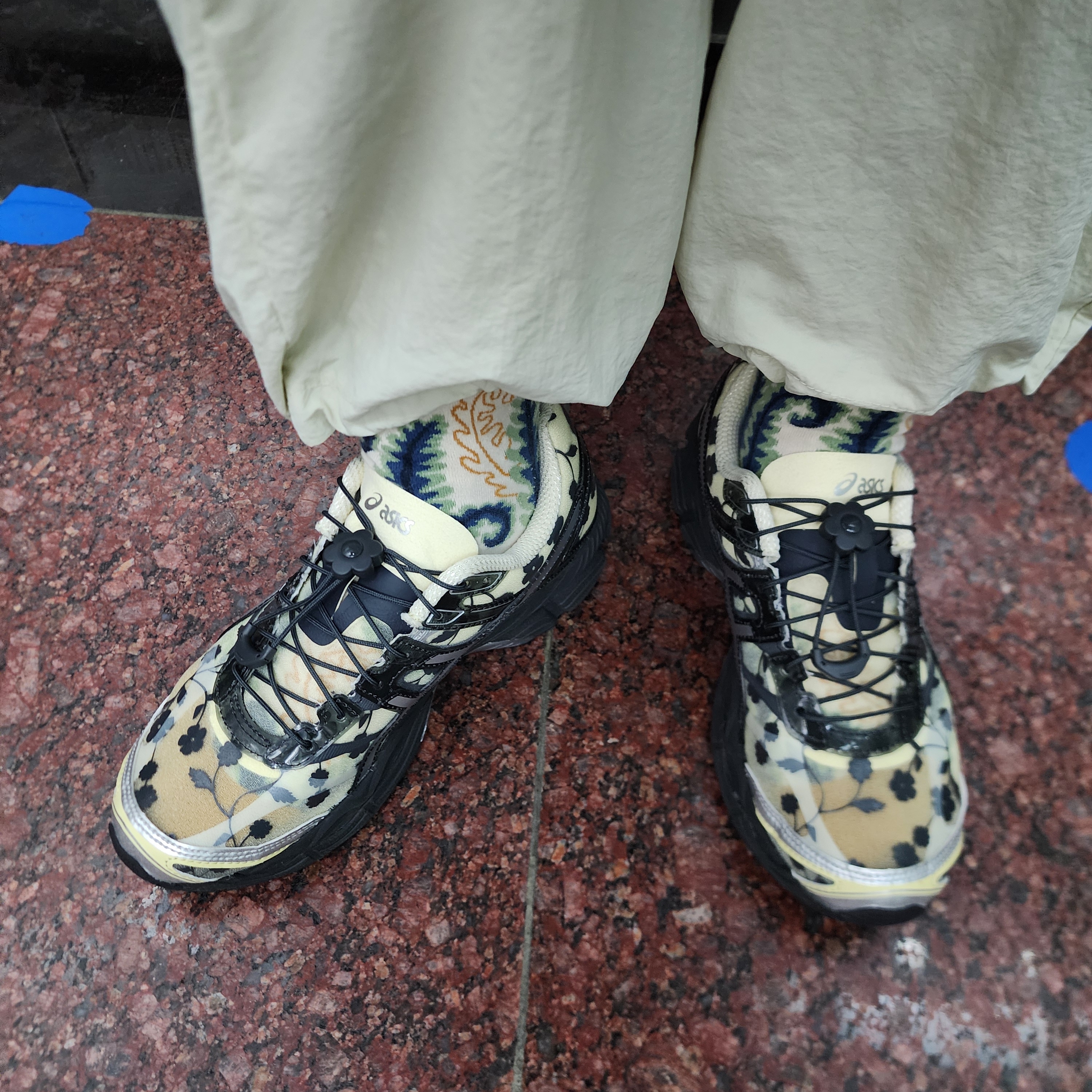 Asics x Cecilie Bahnsen Gel-Cumulus 16 Black Yellow 착용 스타일 - 3