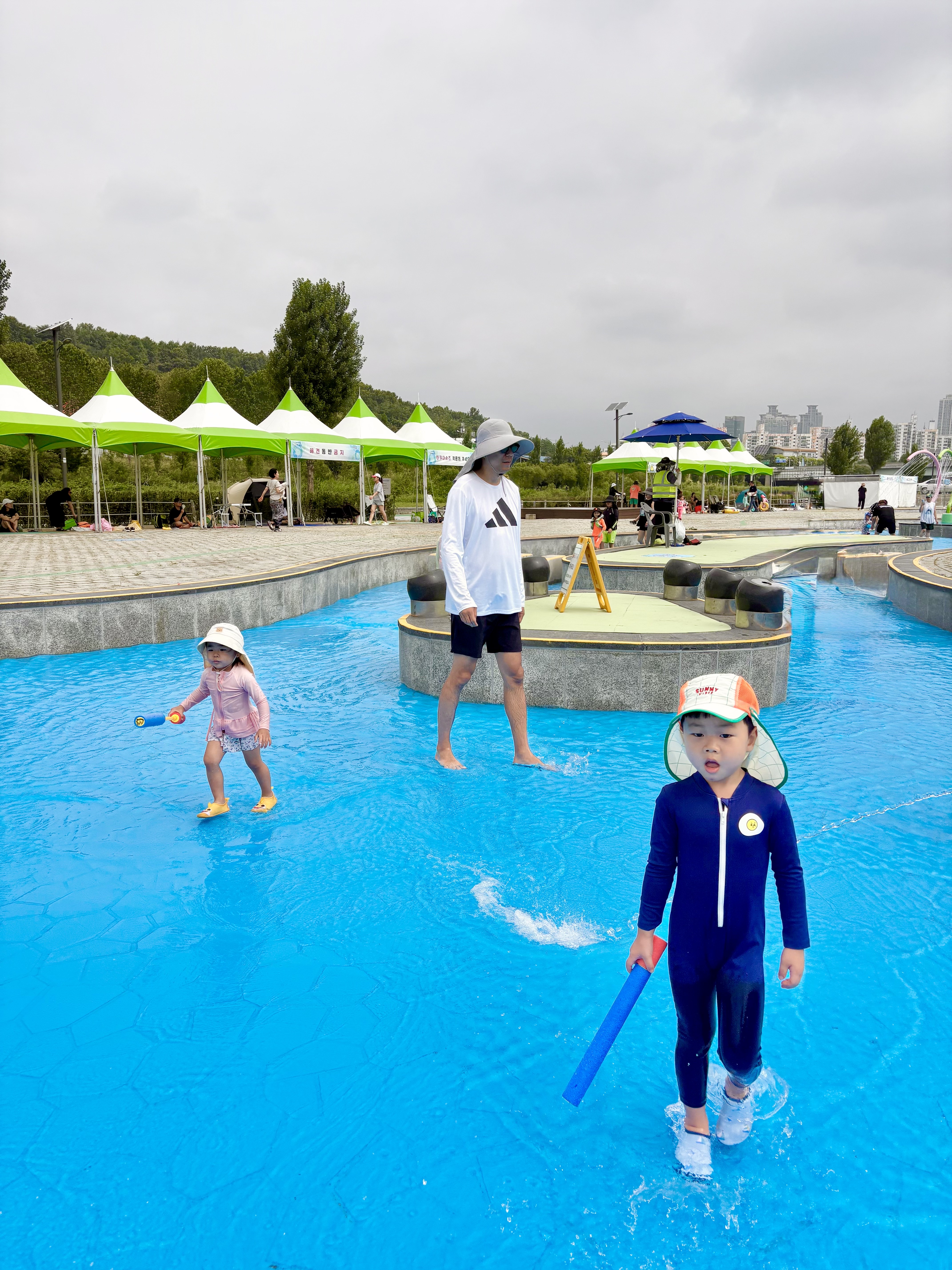 (Kids) Crocs Bayaband Clog Navy 착용 스타일 - 1