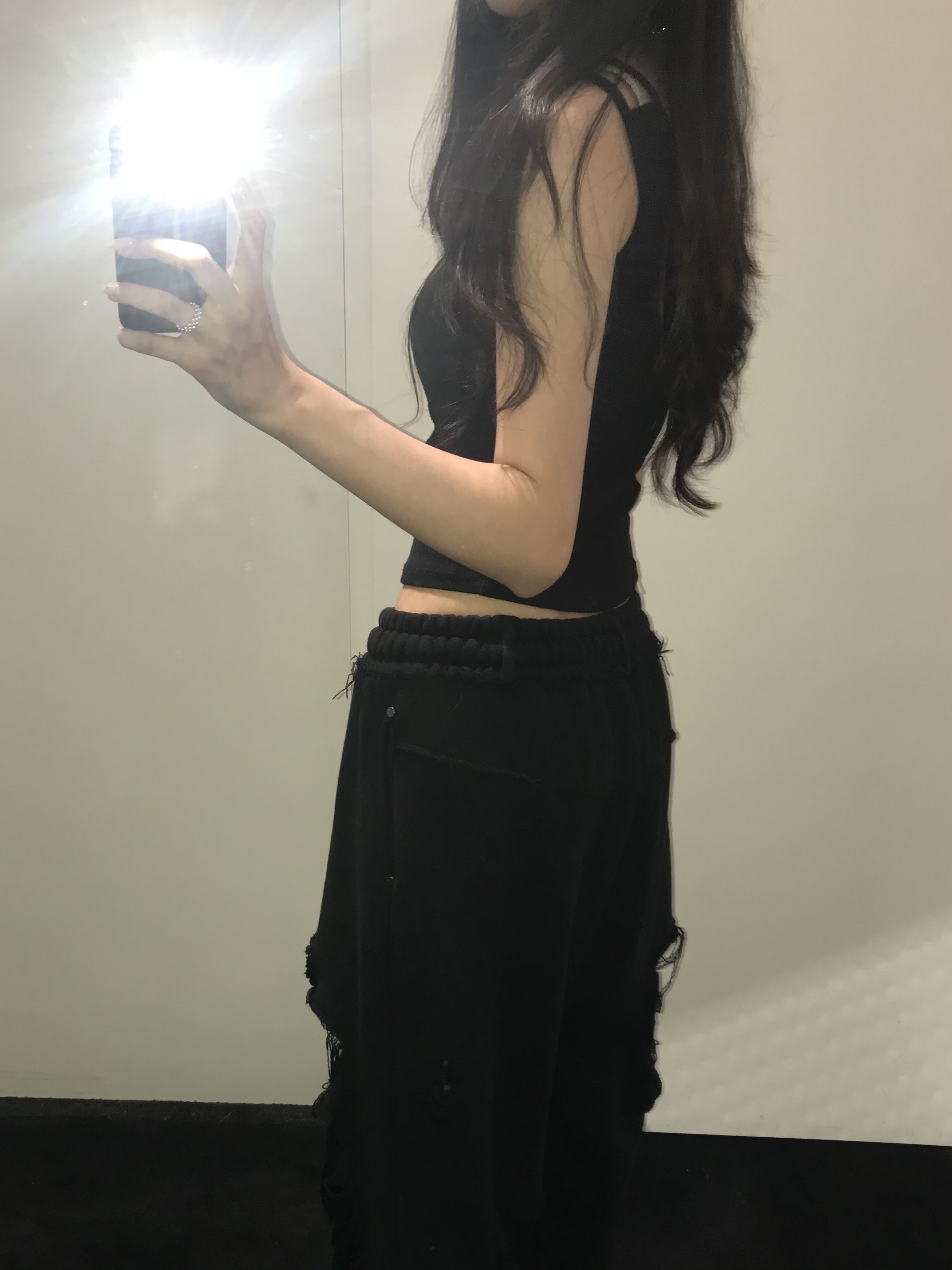 (W) Treemingbird Scratch Damage Wide Sweatpants Black 착용 스타일