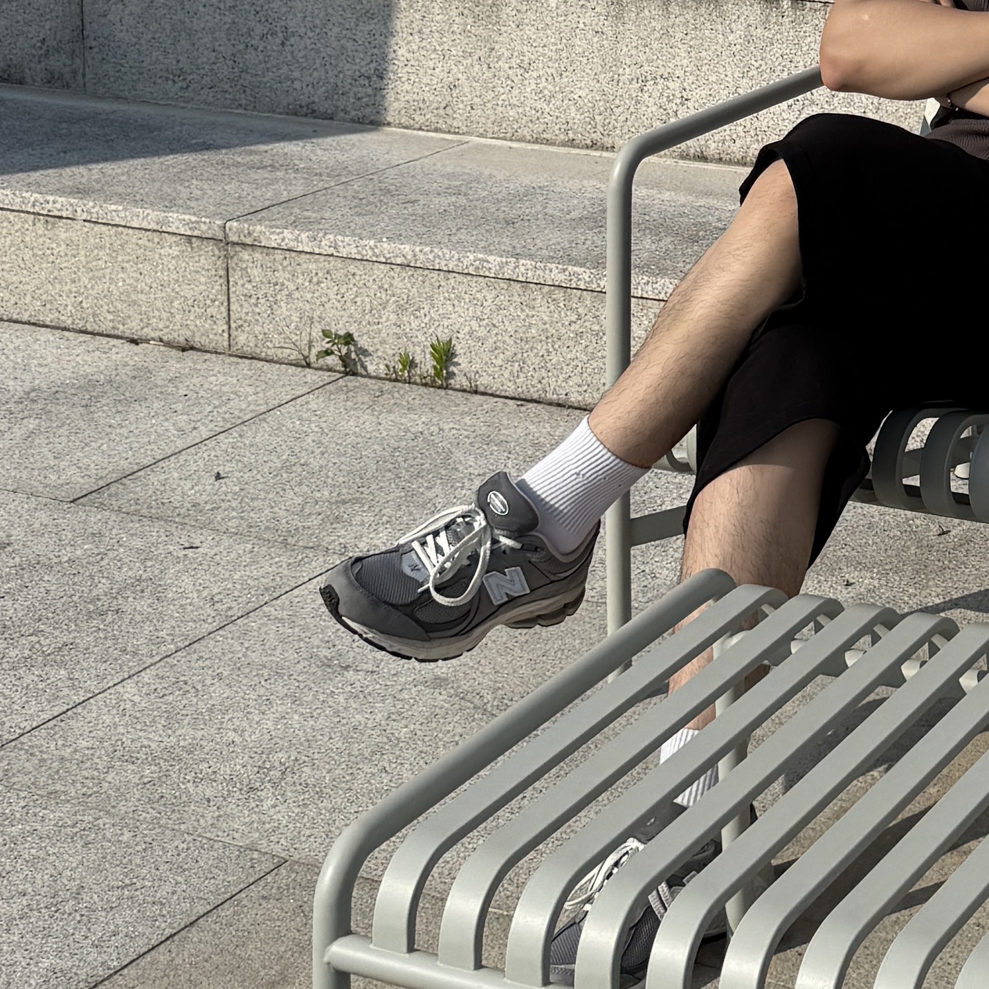 New Balance 2002R Premium Vintage Grey 착용 스타일