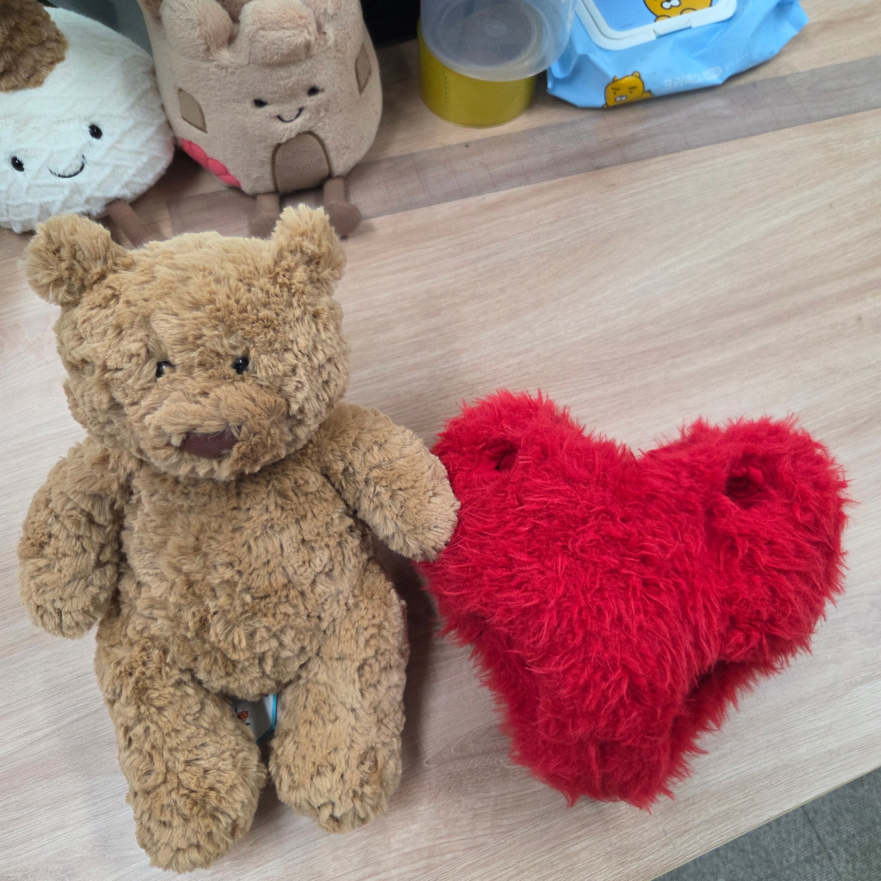 Jellycat Bartholomew Bear Heartthrob 착용 스타일 - 1