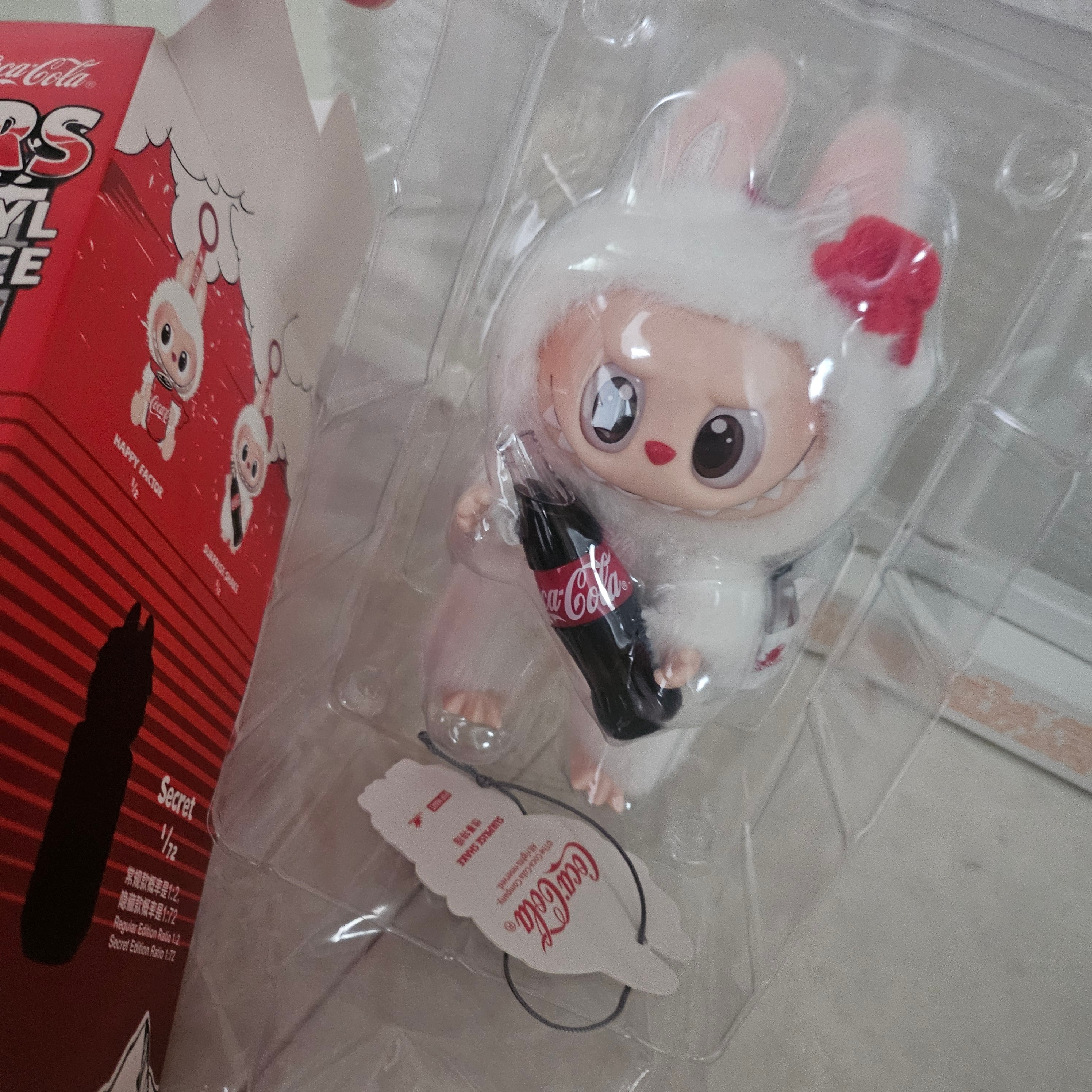 Pop Mart Labubu Coca Cola Series Surprise Shake Keyring (Opened Case) 착용 스타일