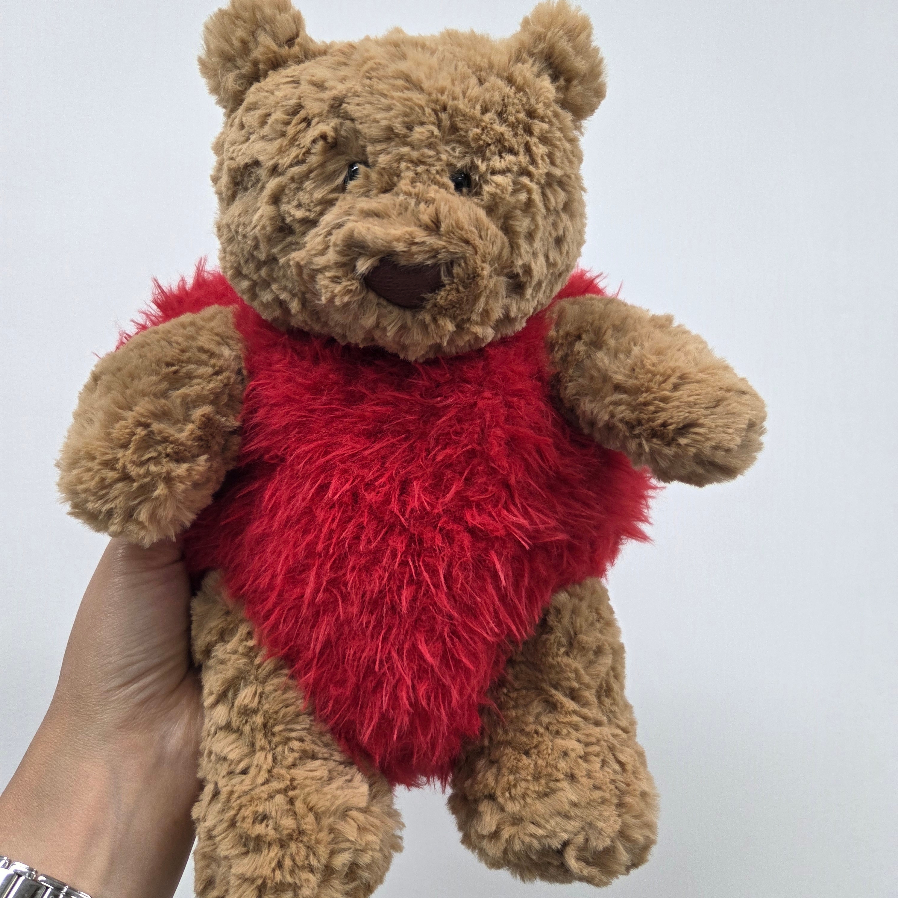 Jellycat Bartholomew Bear Heartthrob 착용 스타일 - 2