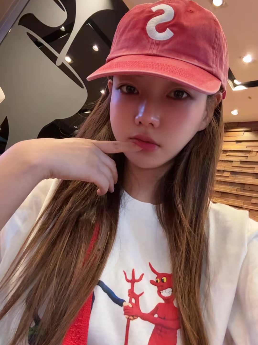 Supreme Pigment Coated S Logo 6-Panel Red - 25SS, Supreme Business T-Shirt White - 23SS 착용 스타일