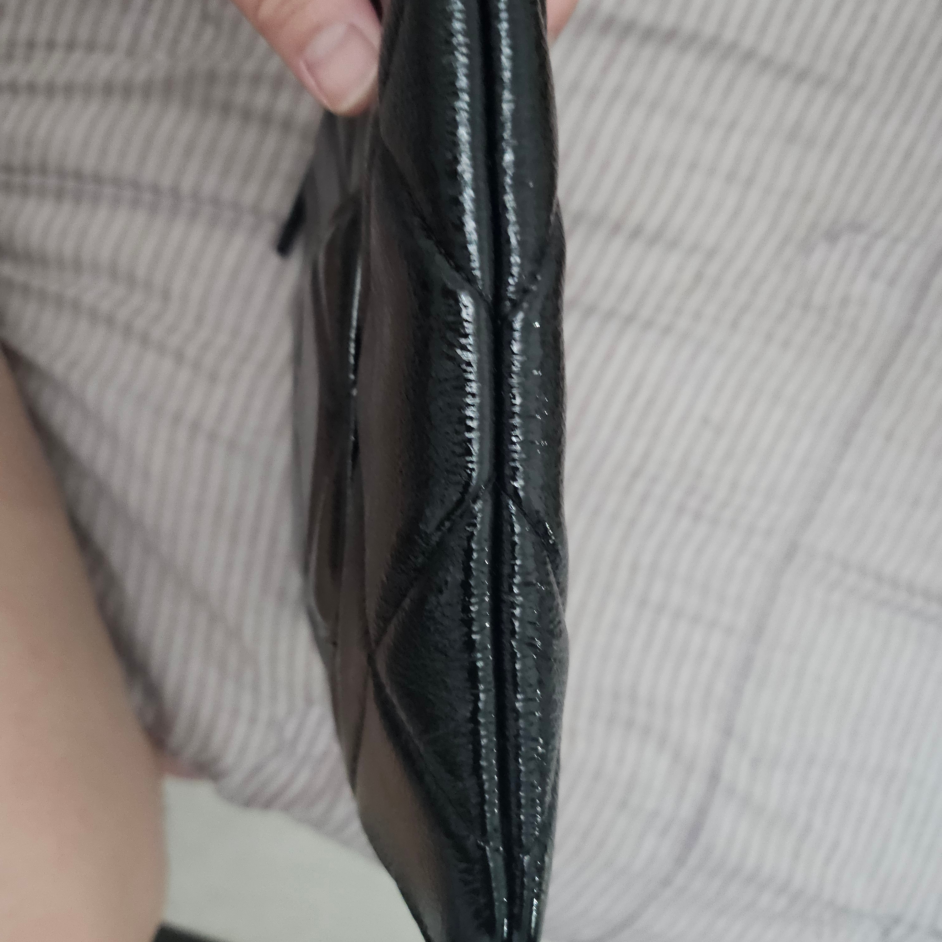 Chanel 19 Pouch Lambskin & Silver Black 착용 스타일 - 1