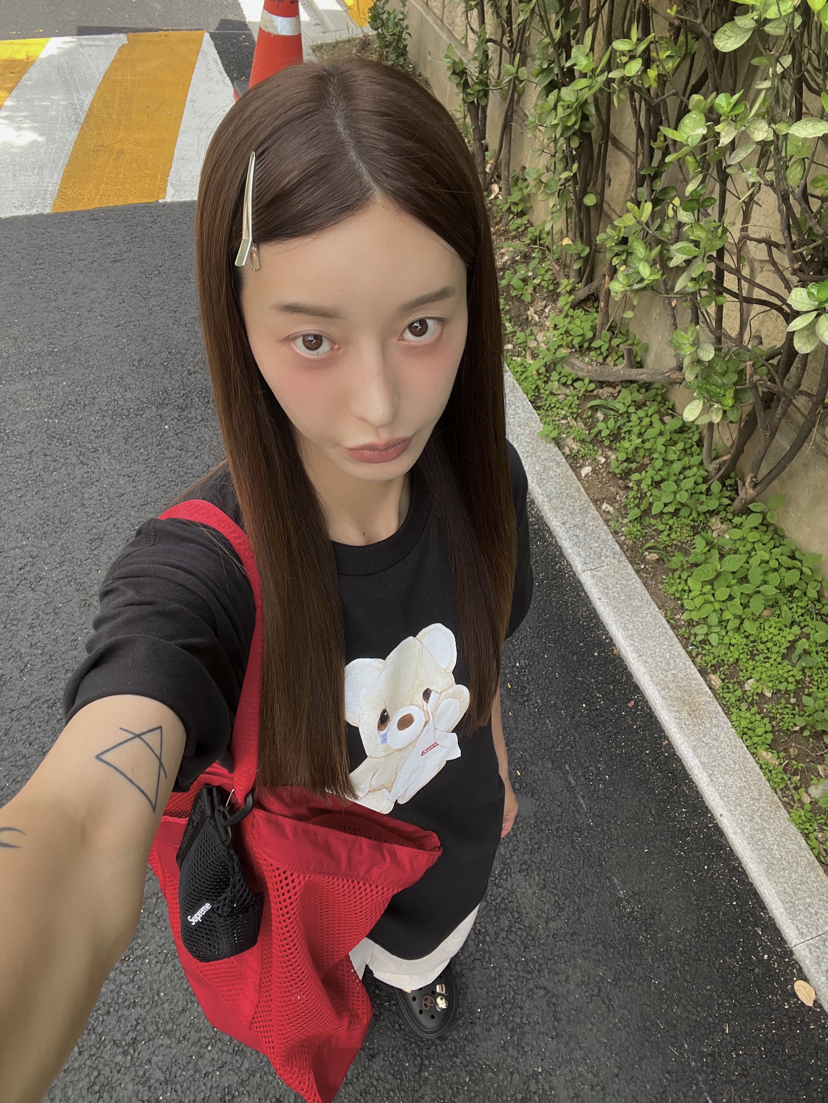 Supreme Bear T-Shirt Black - 25SS, Crocs Stomp Clog Black 착용 스타일 - 1