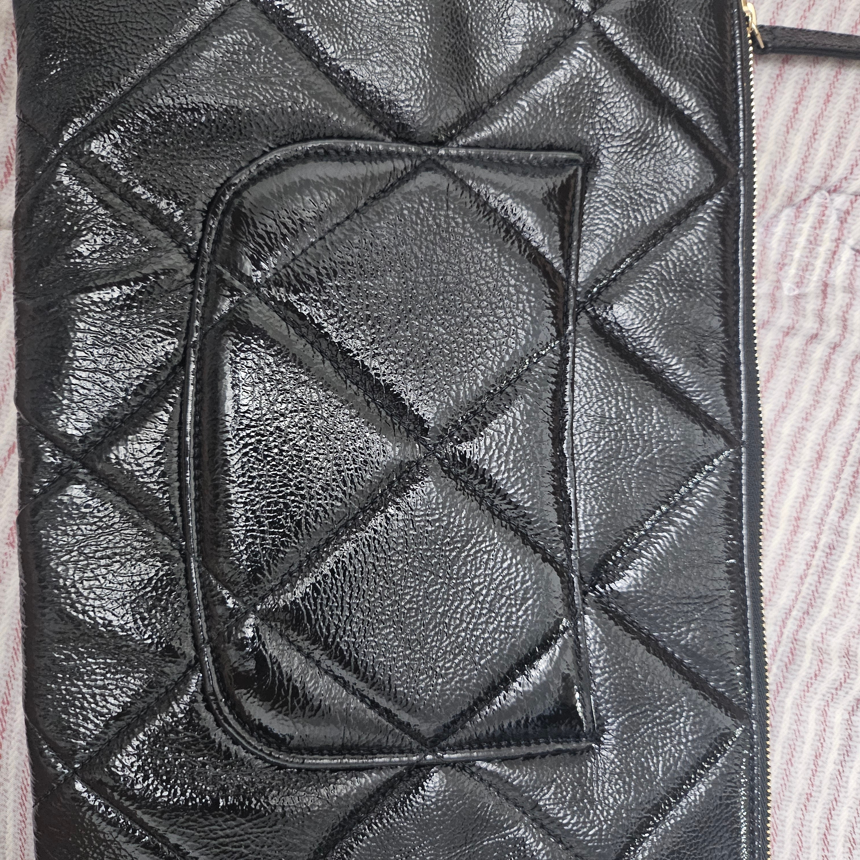 Chanel 19 Pouch Lambskin & Silver Black 착용 스타일 - 2