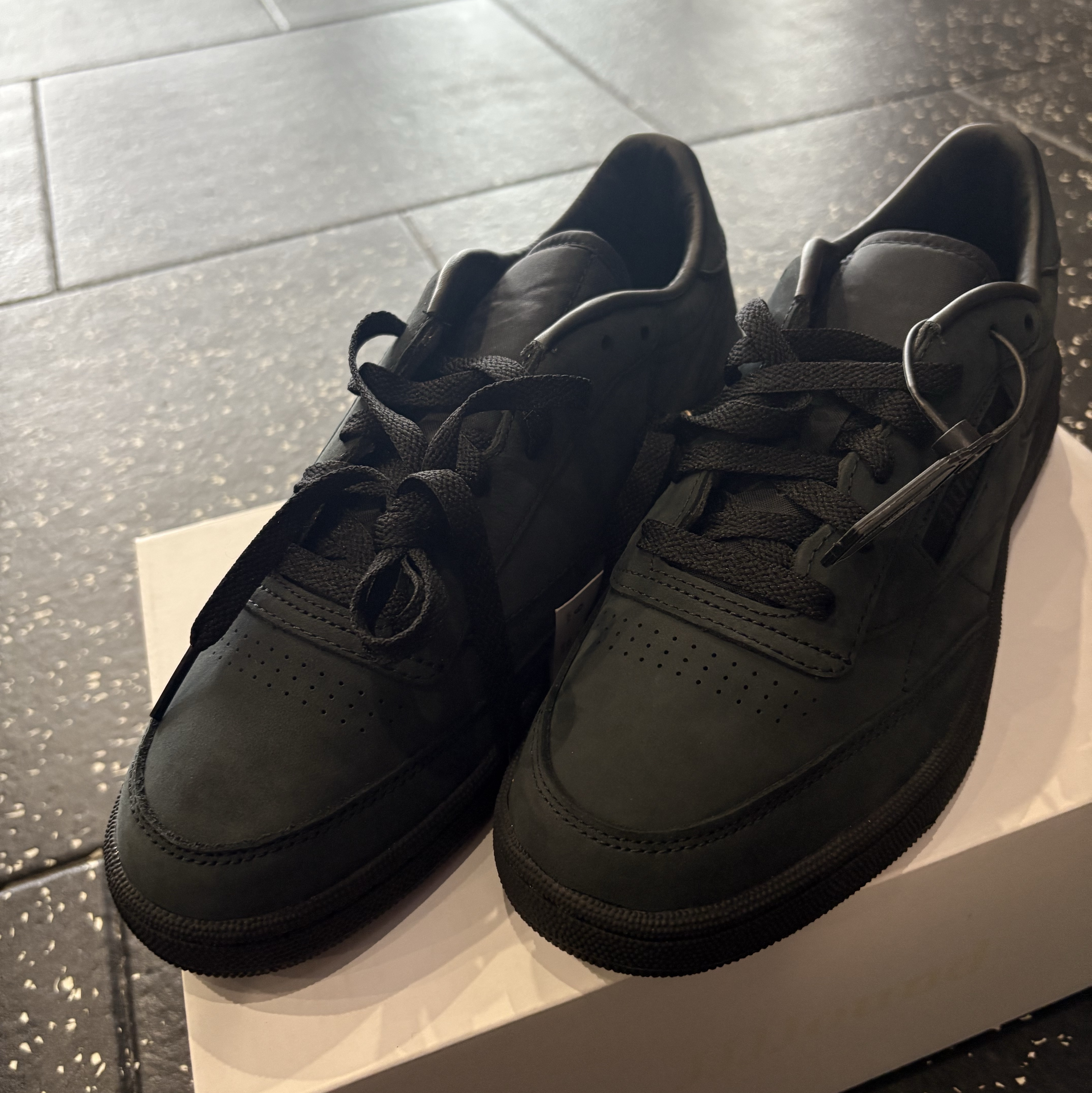 Reebok x JJJJound Club C 85 Triple Black 착용 스타일 - 5