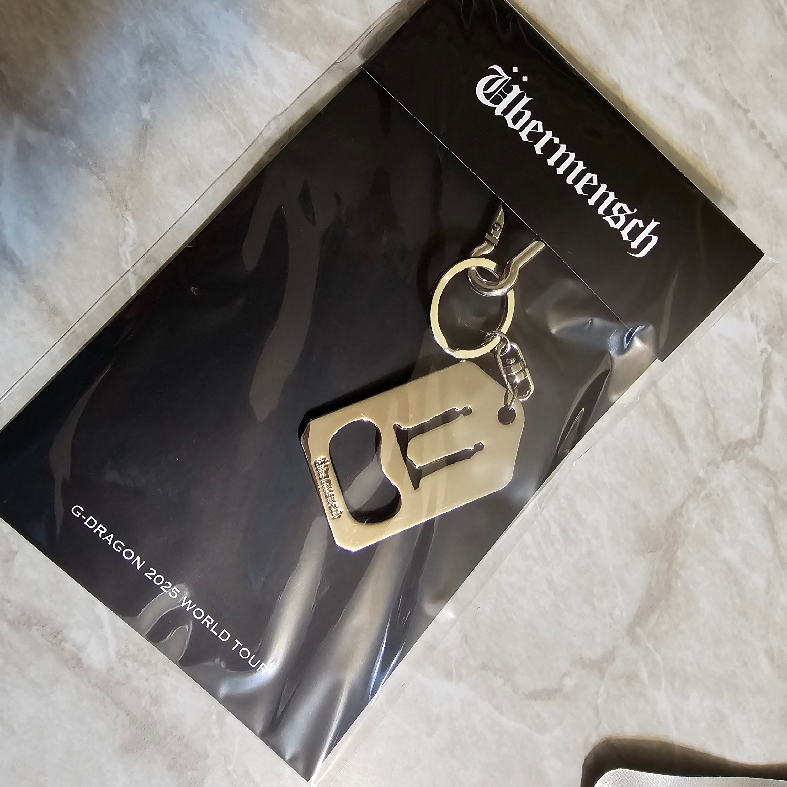 G-DRAGON Ubermensch Metal Keyring 착용 스타일