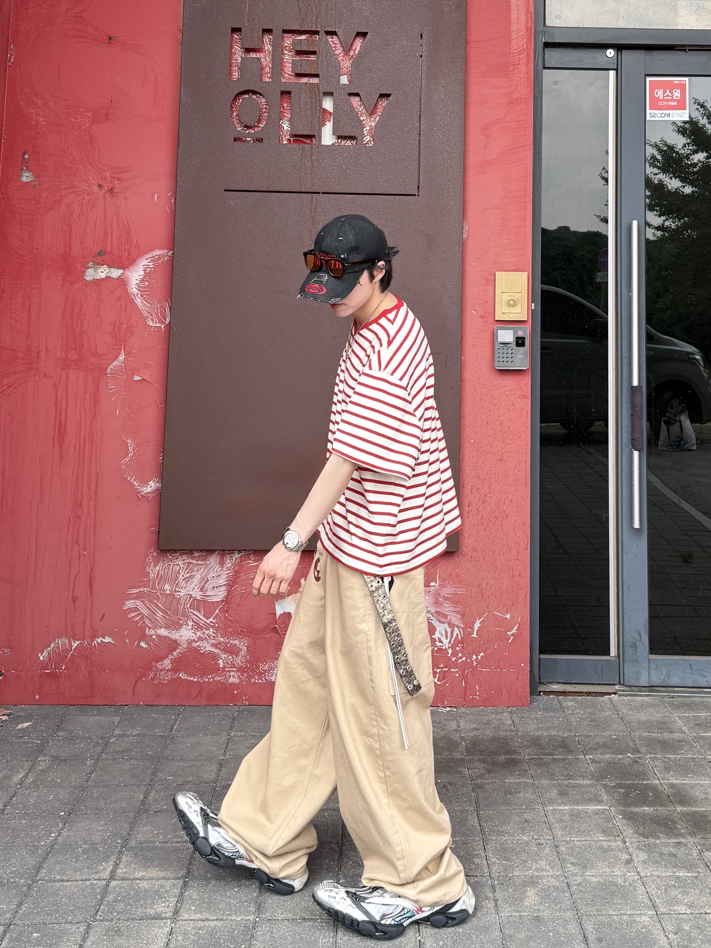 Balenciaga Reptile Sneaker Multicolor, Nonnod Cropped V-neck T-shirt Red stripe 착용 스타일 - 8