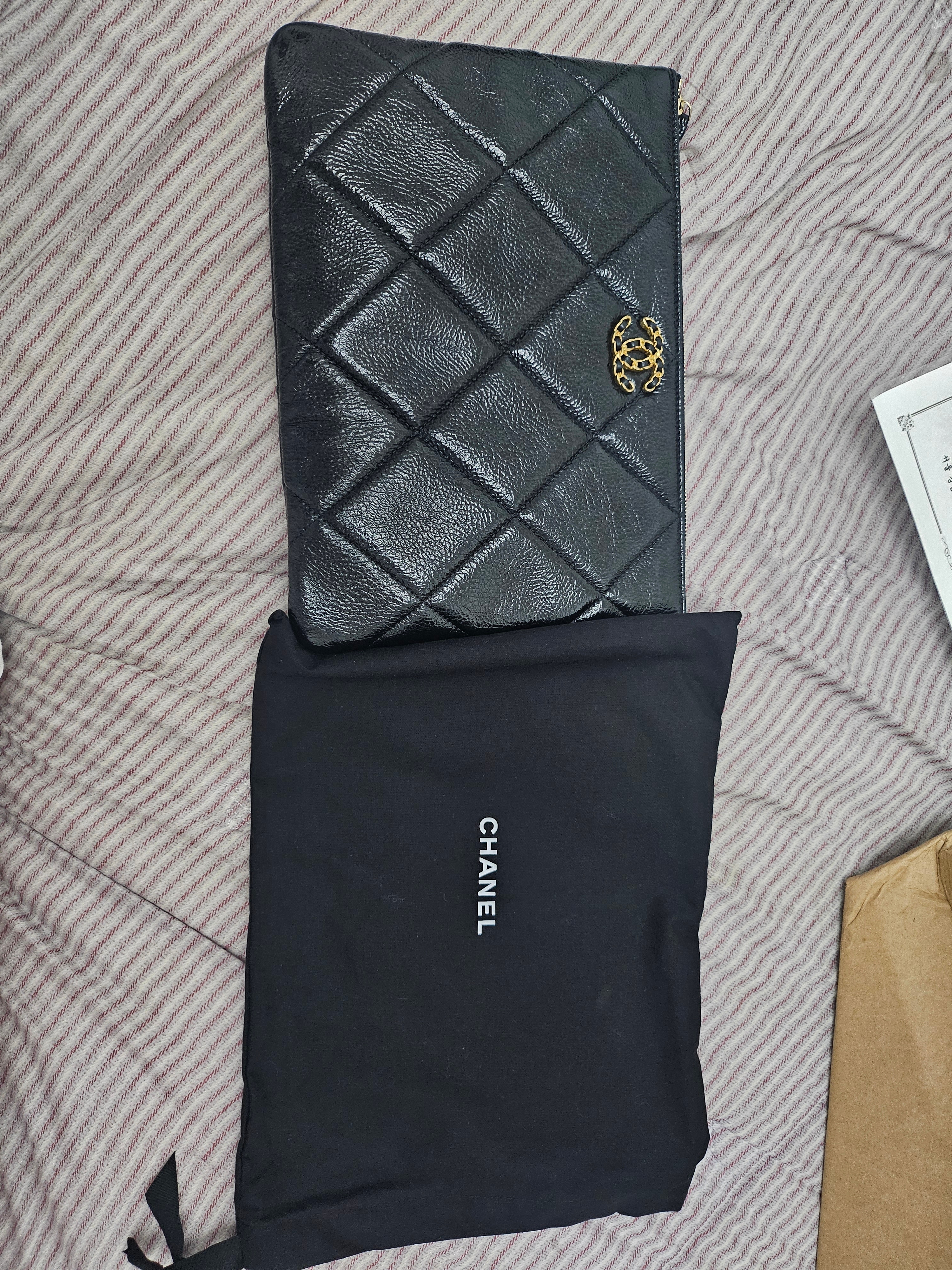 Chanel 19 Pouch Lambskin & Silver Black 착용 스타일
