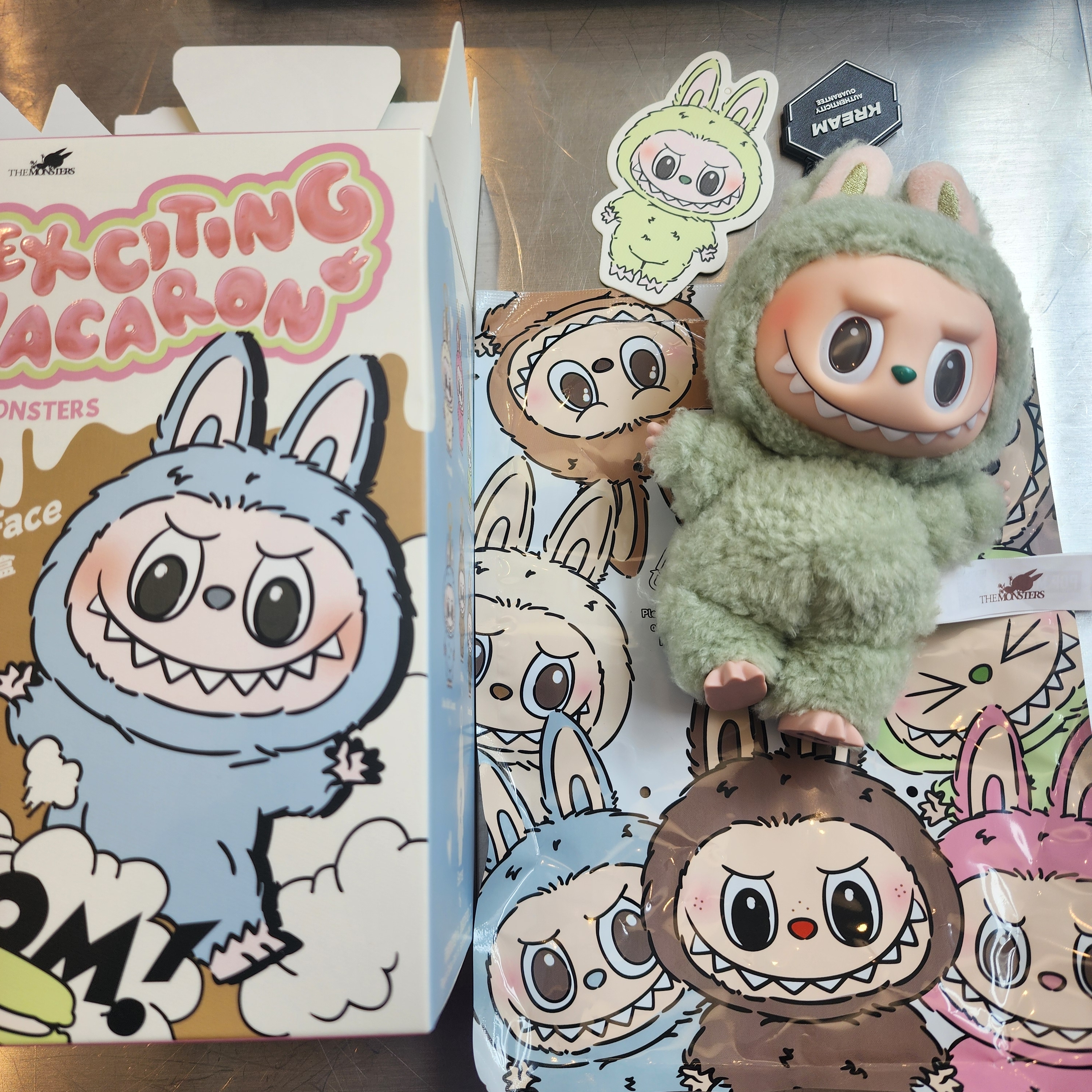 Pop Mart Labubu The Monsters Labubu Tasty Macarons Series Green Grape Keyring 착용 스타일