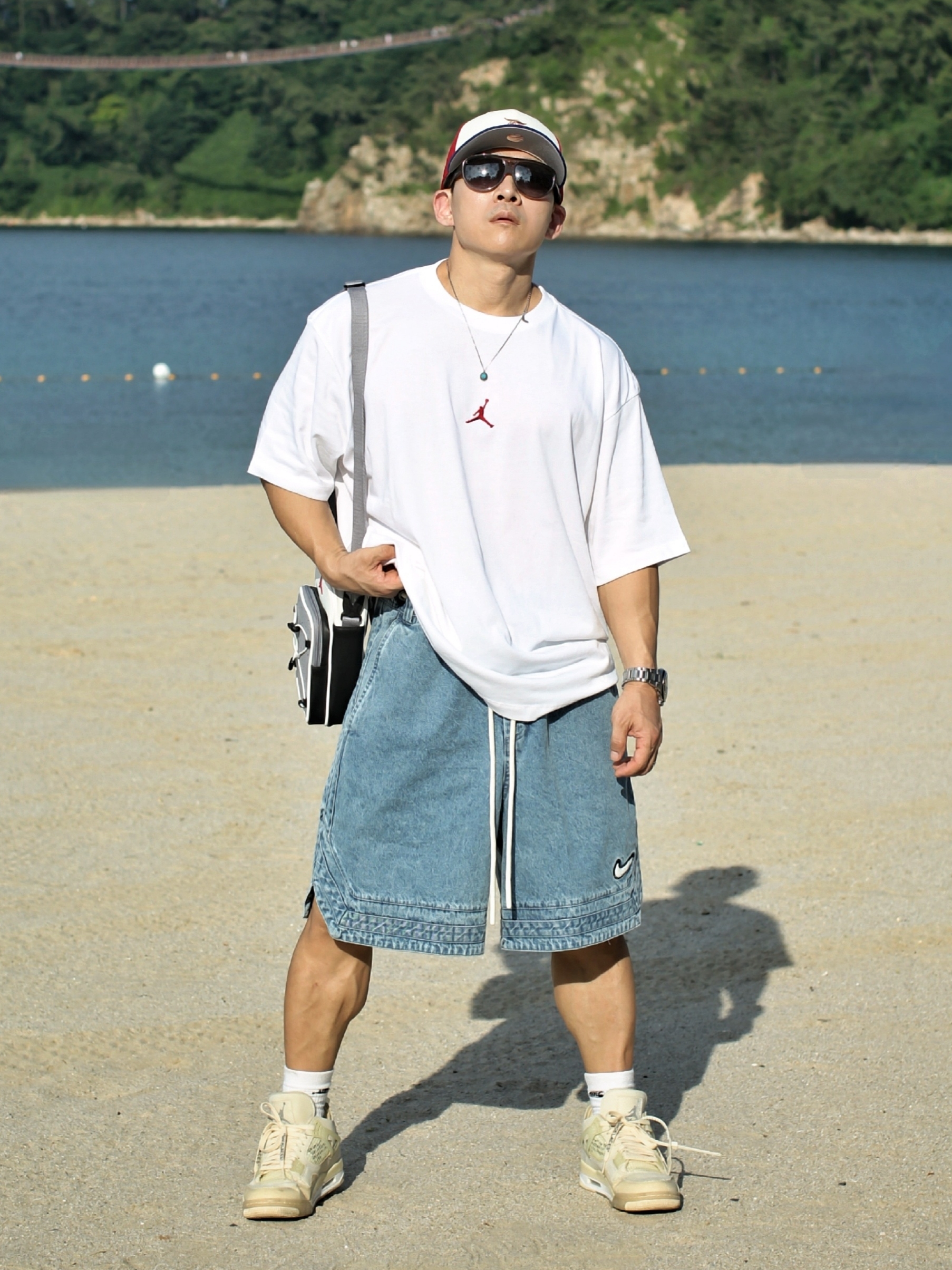 Jordan Seoul T-Shirt White Varsity Red (IB9106-100), (W) Jordan 4 x Off-White Retro SP Sail 착용 스타일 - 3