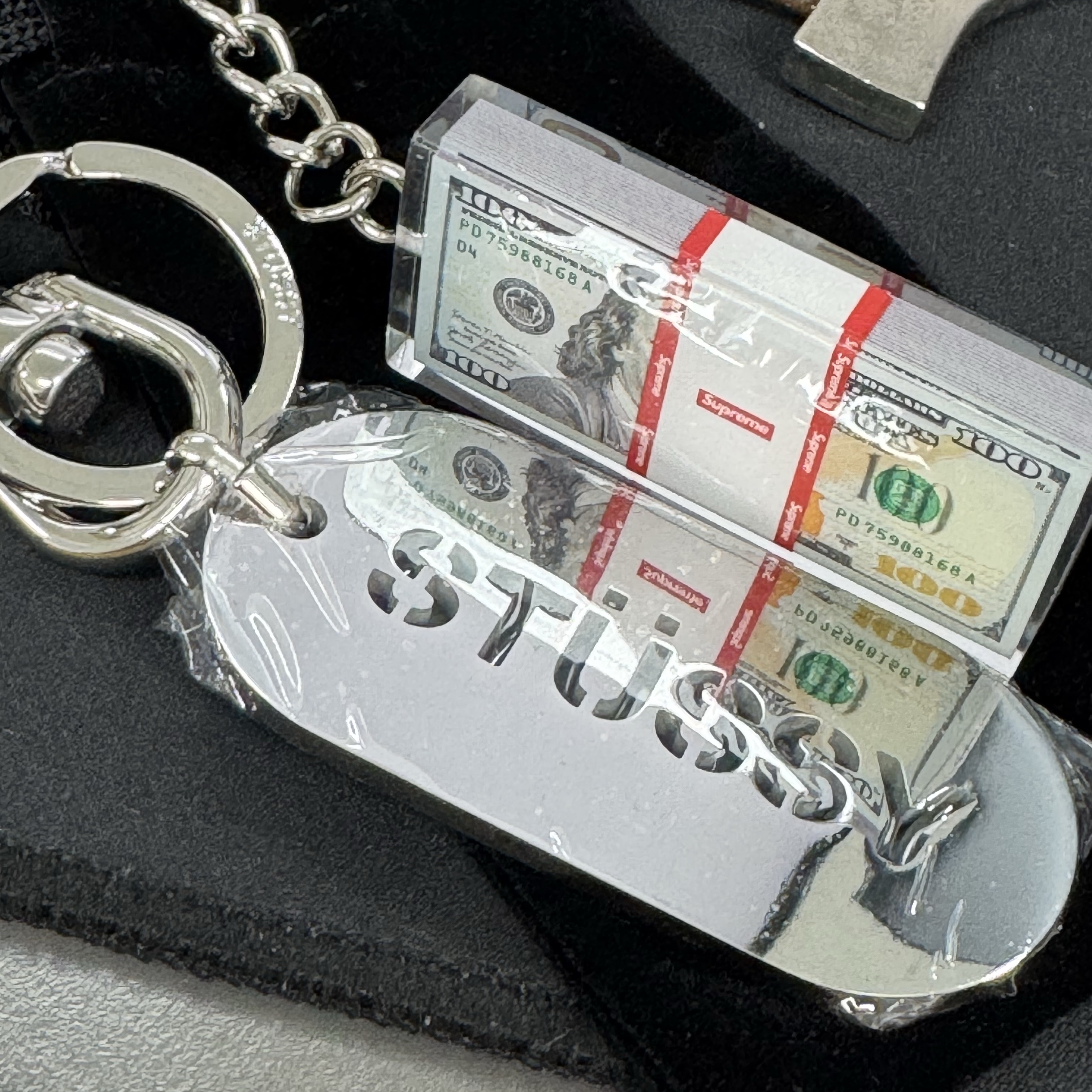 Stussy Metal Tag Keychain Silver 착용 스타일