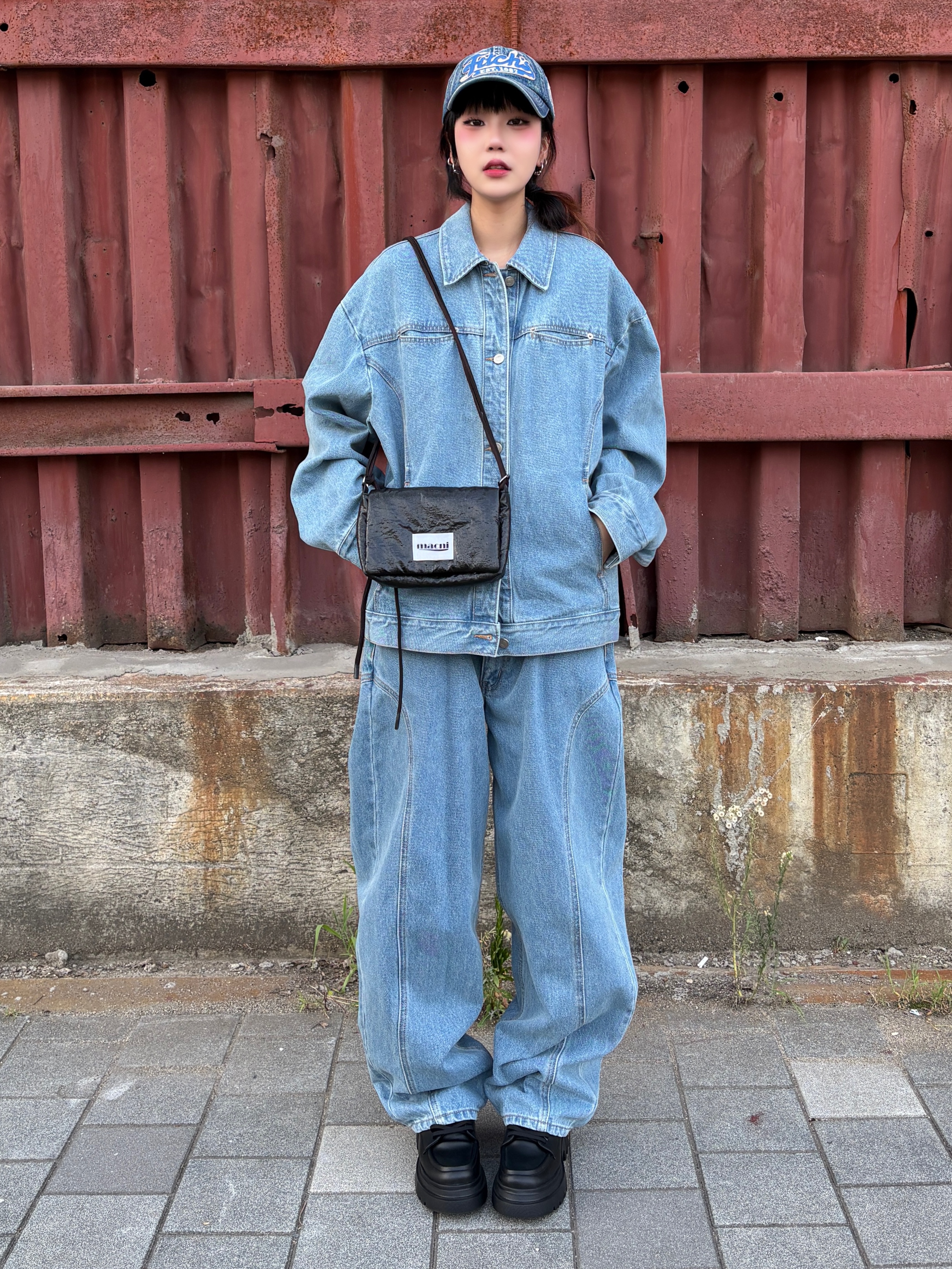 MACNI Glossy String Cross Bag Black 착용 스타일 - 2