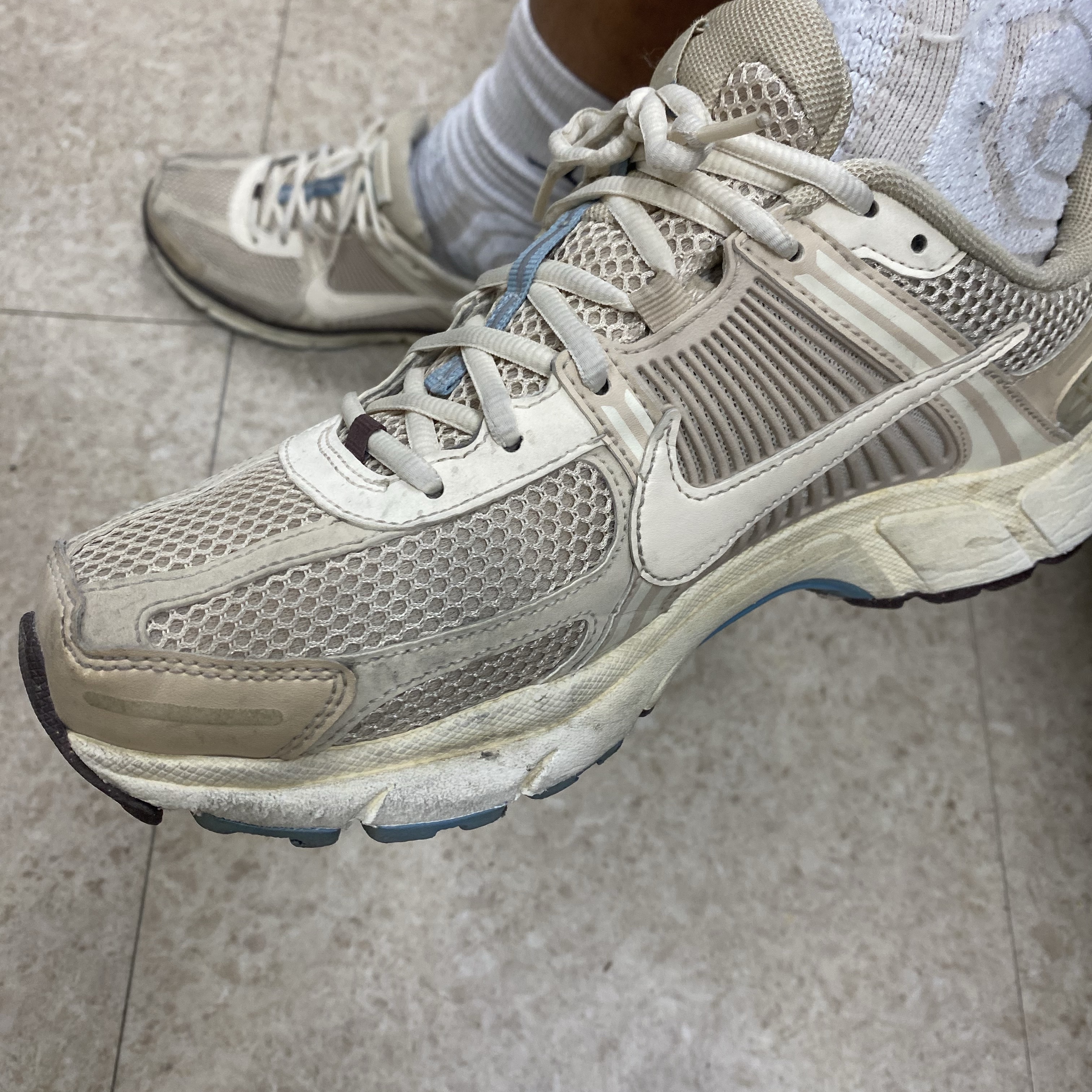 (W) Nike Zoom Vomero 5 Oatmeal 착용 스타일