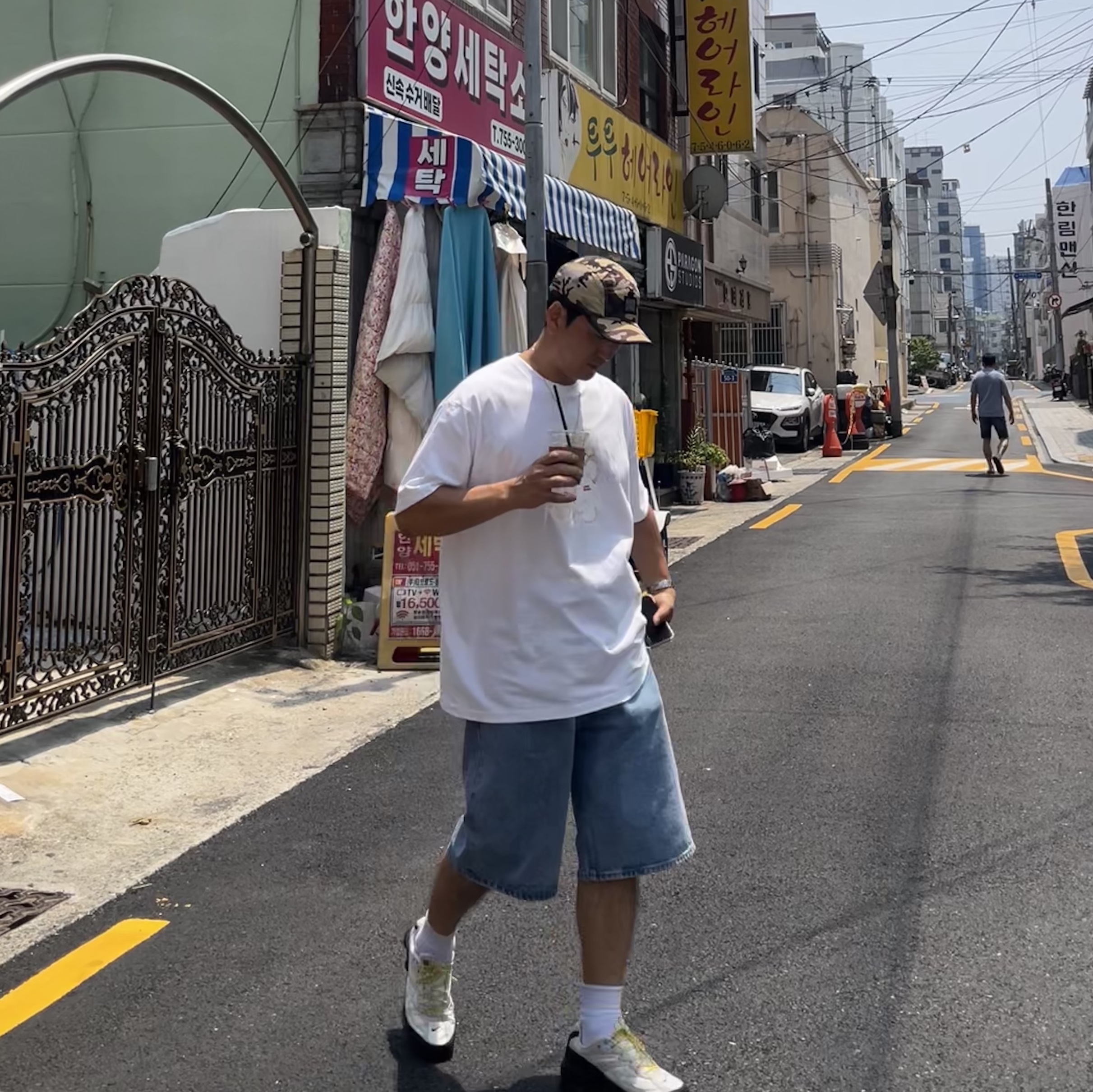 Supreme Bear T-Shirt White - 25SS, Supreme x Marithe Francois Girbaud Sport Camp Cap Camo - 25SS 착용 스타일
