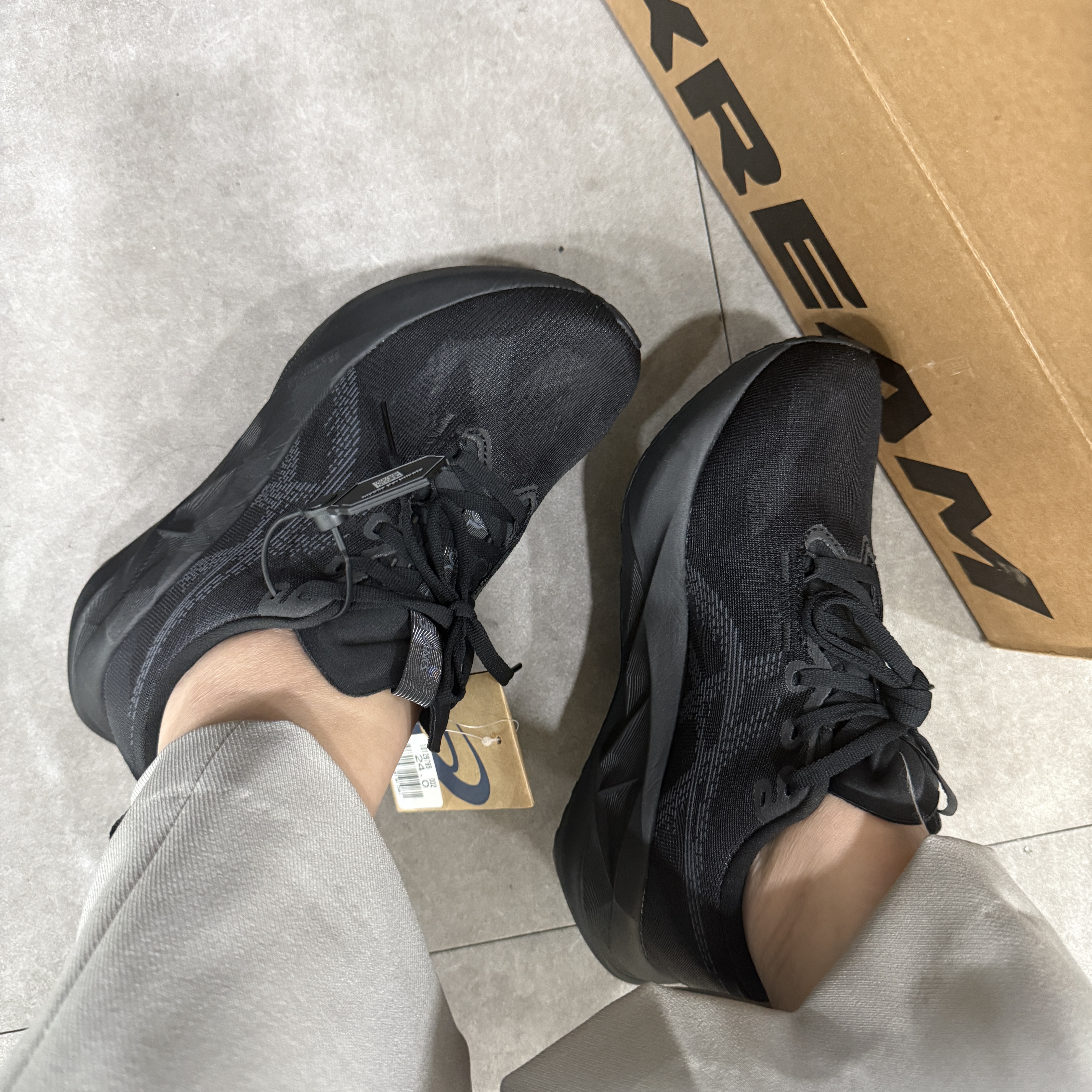 (W) Asics Novablast 5 Black Carrier Grey 착용 스타일 - 2