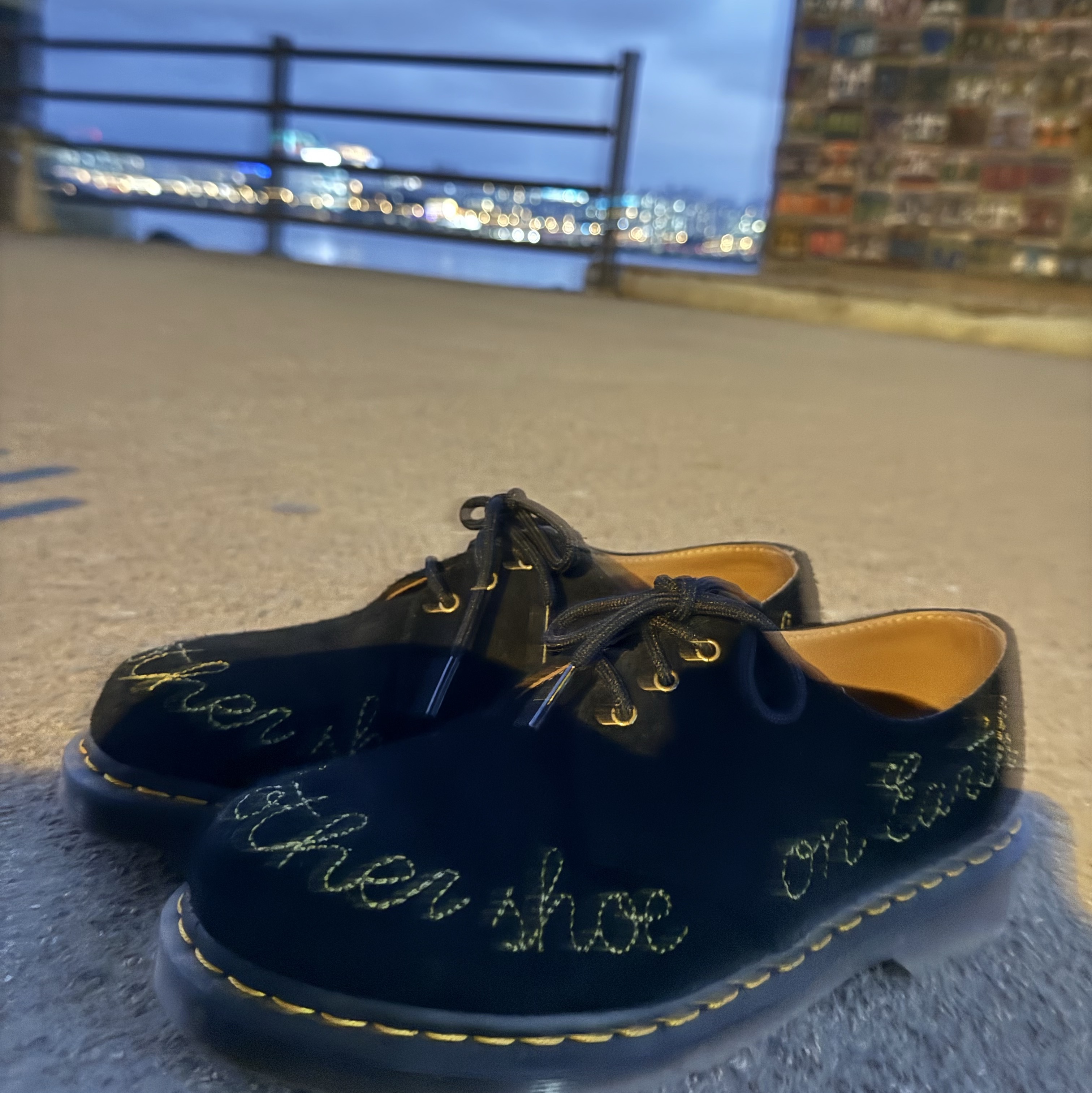 Dr. Martens 1461 Desert Oasis Suede Black, Puma Palermo Vine Clementine 착용 스타일 - 2