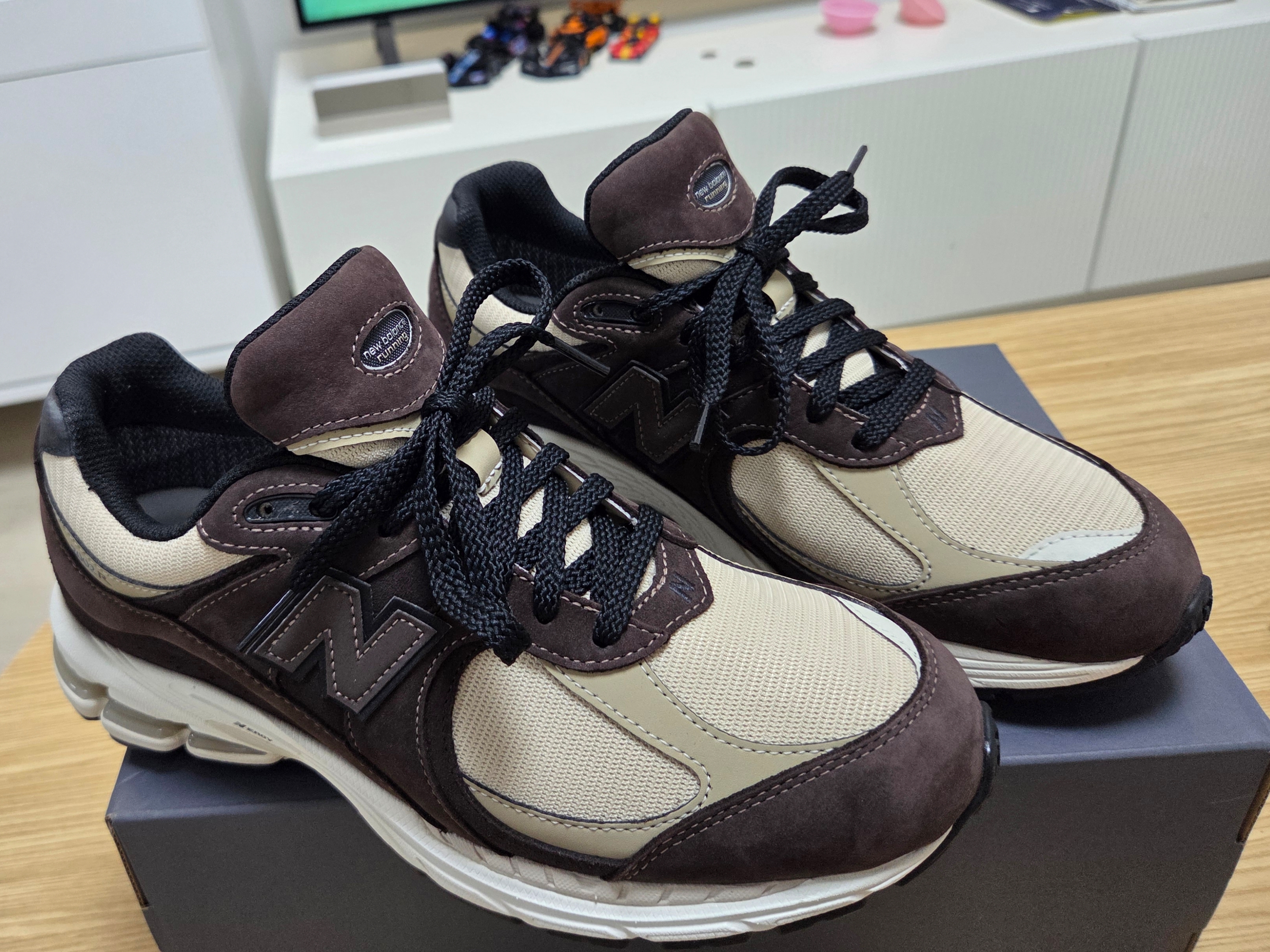 New Balance 2002R Gore-Tex Brown Beige 착용 스타일