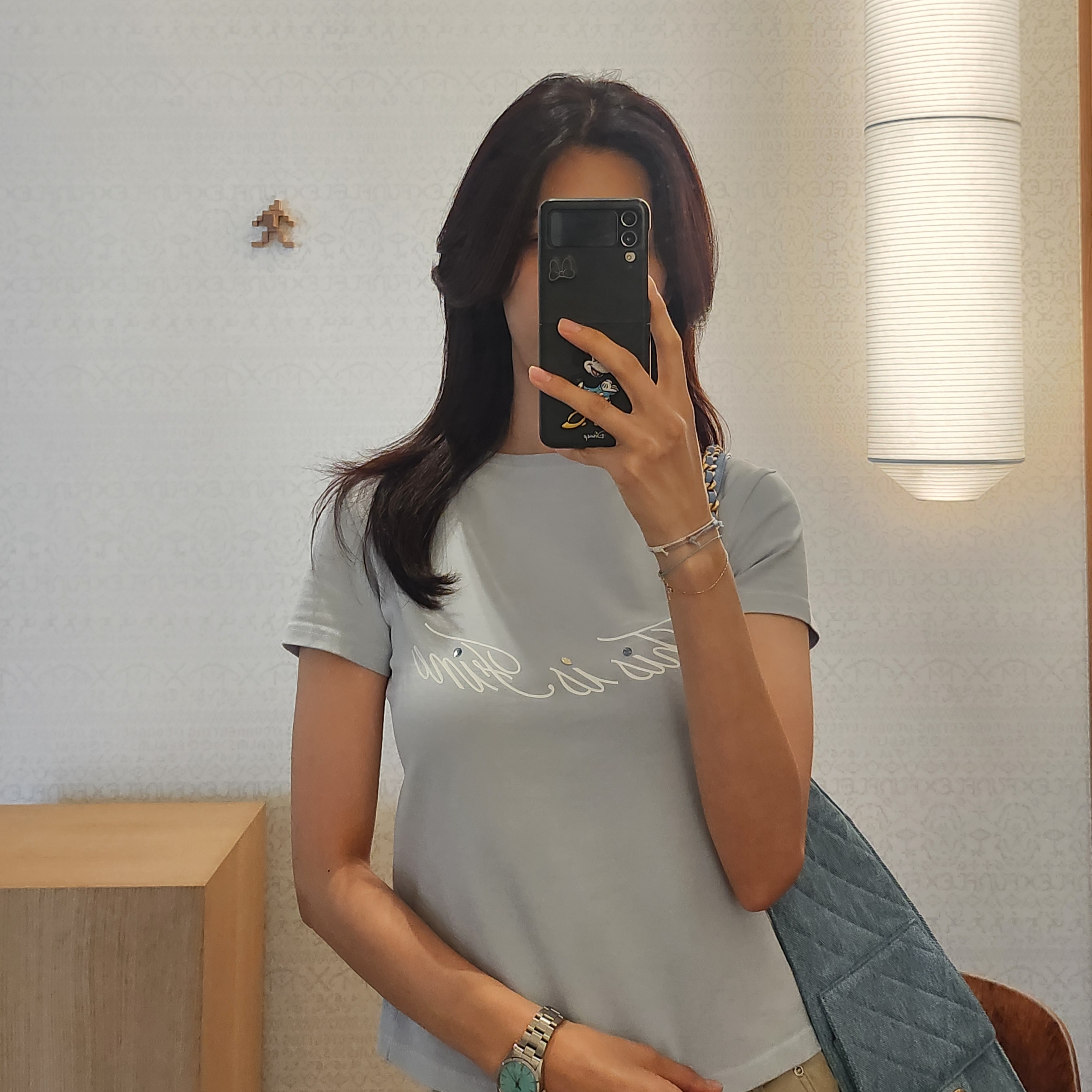 THIS IS FINE Cropped Signature Tee Sky 착용 스타일