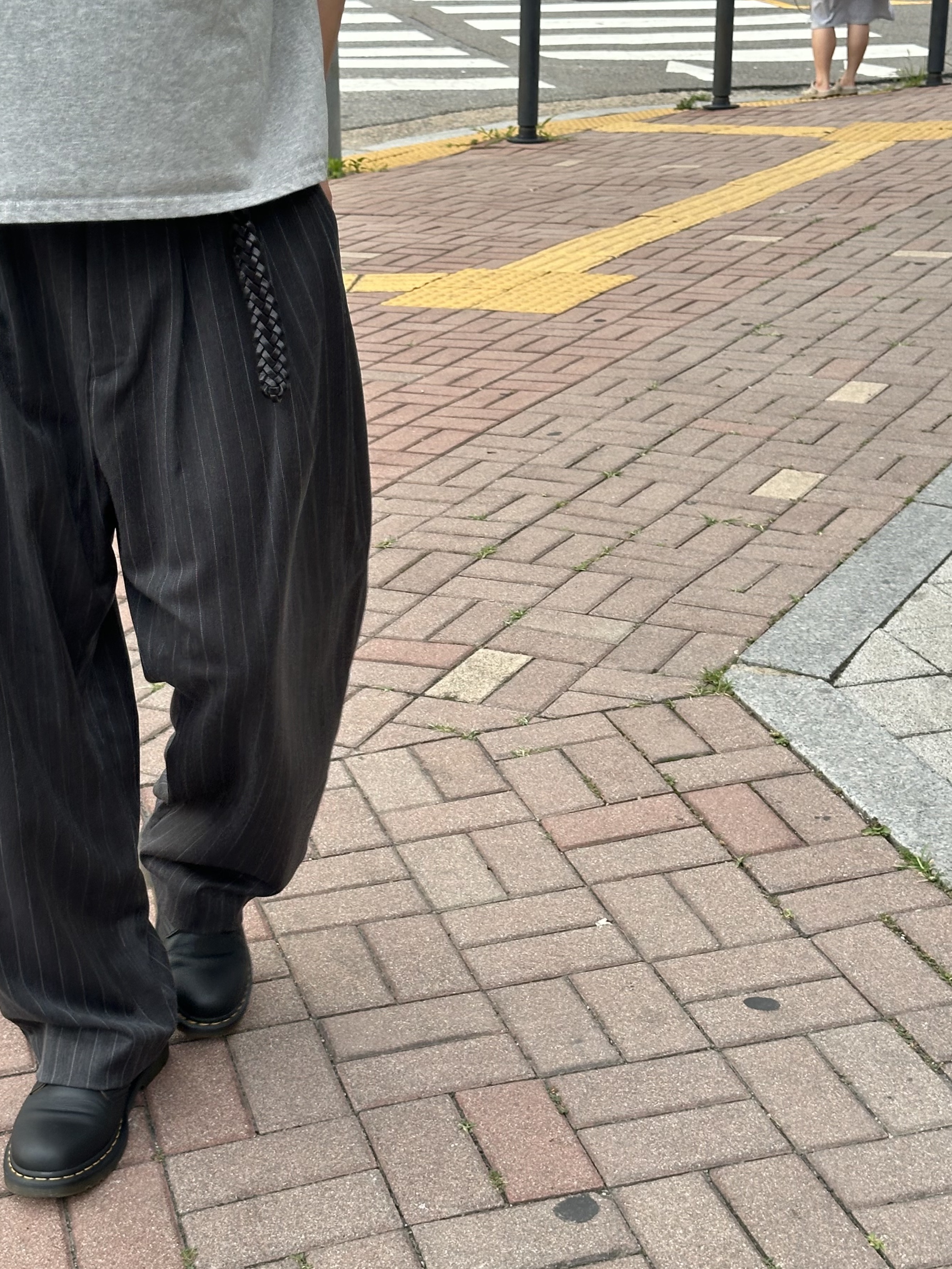 noun Wide Tapered Pants Stripe Charcoal, Dr. Martens 1461 Smooth Black 착용 스타일 - 4