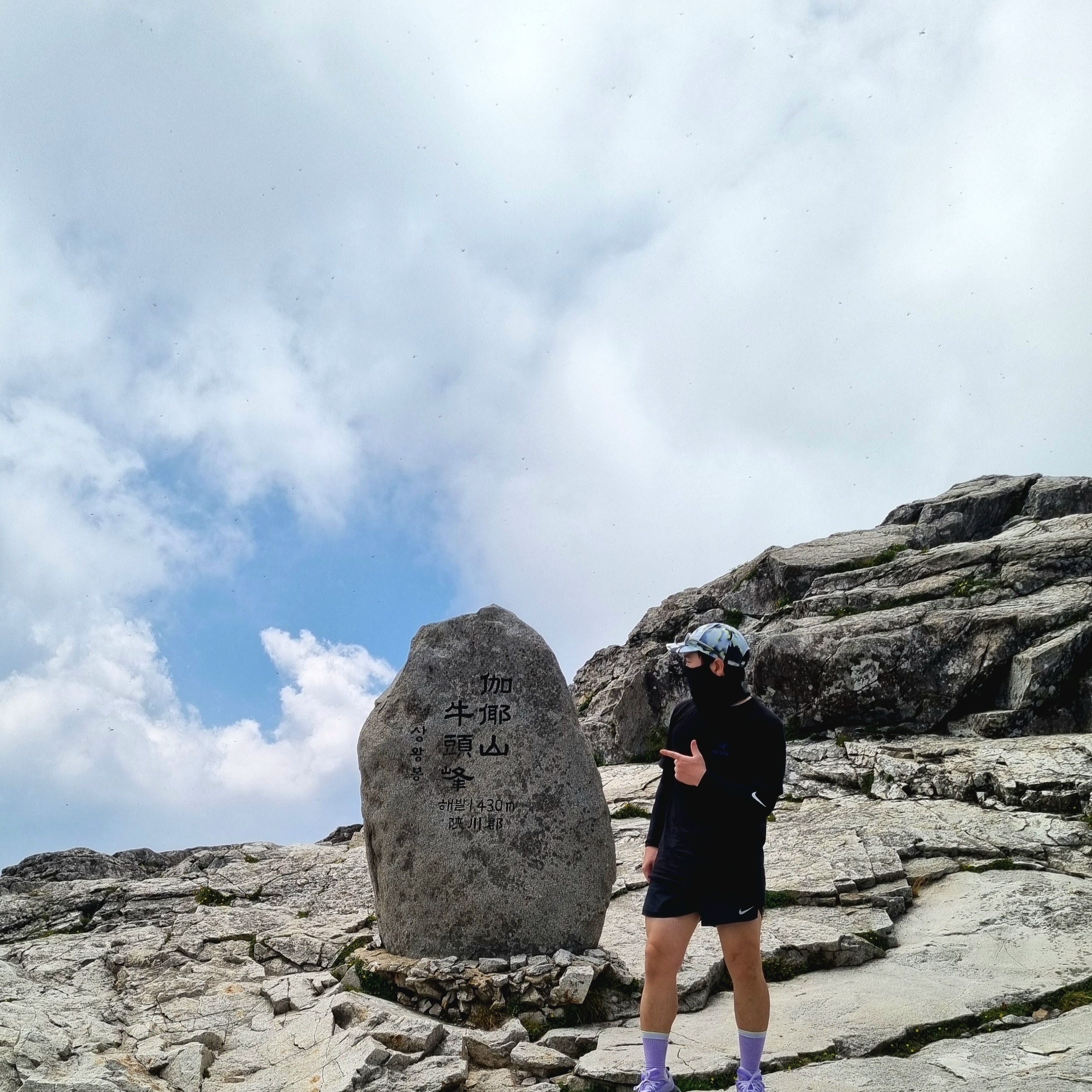 Montbell Trekking Glasses Silver Metallic Light Grey, Hoka Mafate Speed 4 Lite Starlight Glow Aster Flower 착용 스타일 - 2