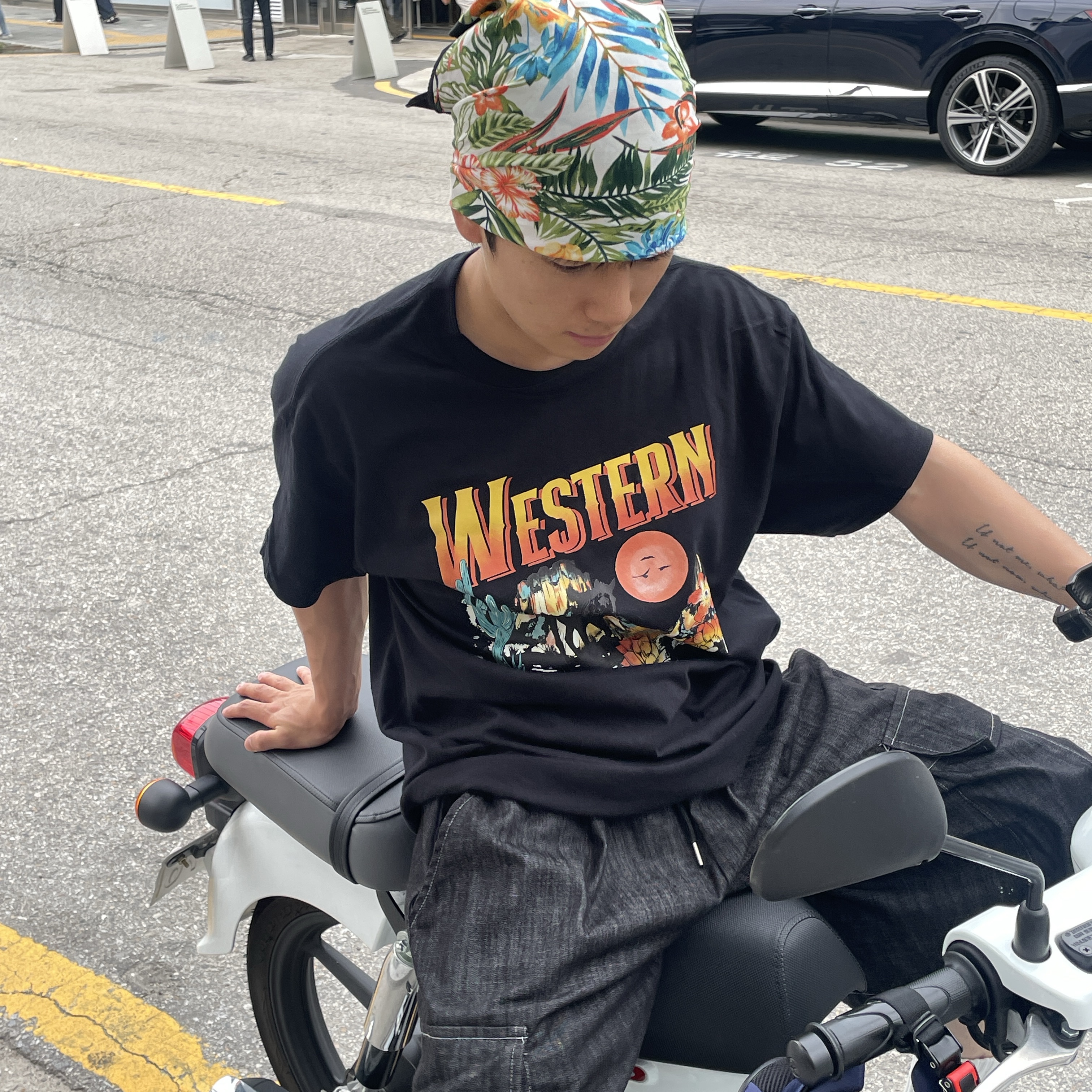 Gildan X American Collection Western T-Shirt Black 착용 스타일 - 4