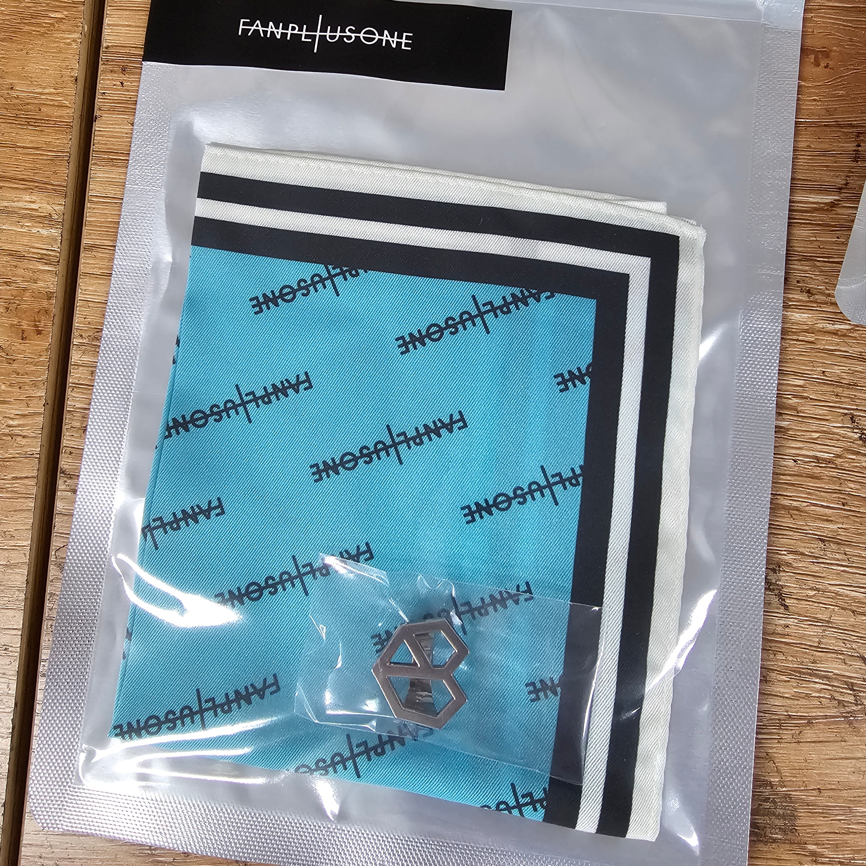 G-DRAGON Ubermensch Light Stick Scarf & Scarf Ring Set 착용 스타일