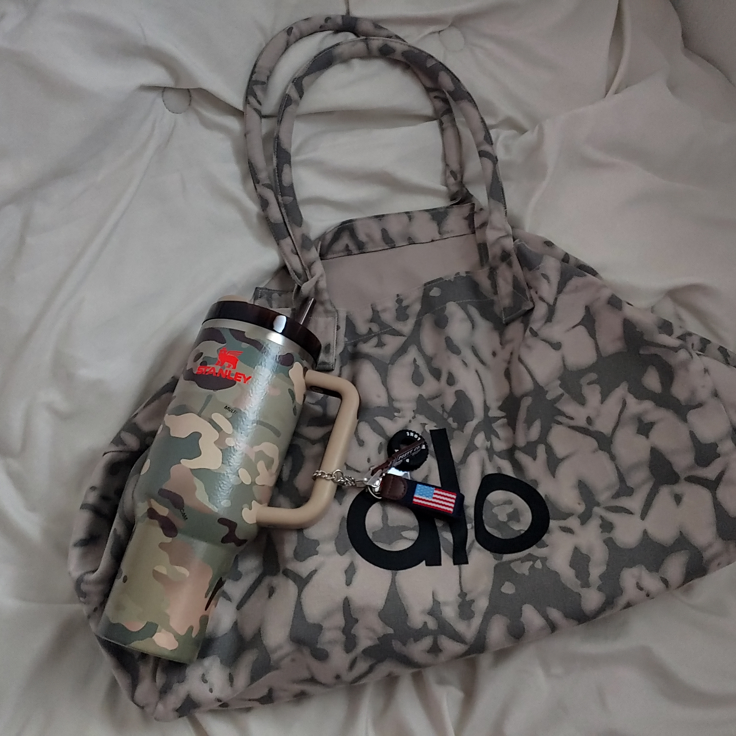 Stanley x The Post Malone Quencher H2.0 Flowstate Tumbler 1.18L Multicam, Stanley x The Post Malone Quencher H2.0 Flowstate Tumbler with Quencher Pouch Belt 1.18L Multicam 착용 스타일 - 1