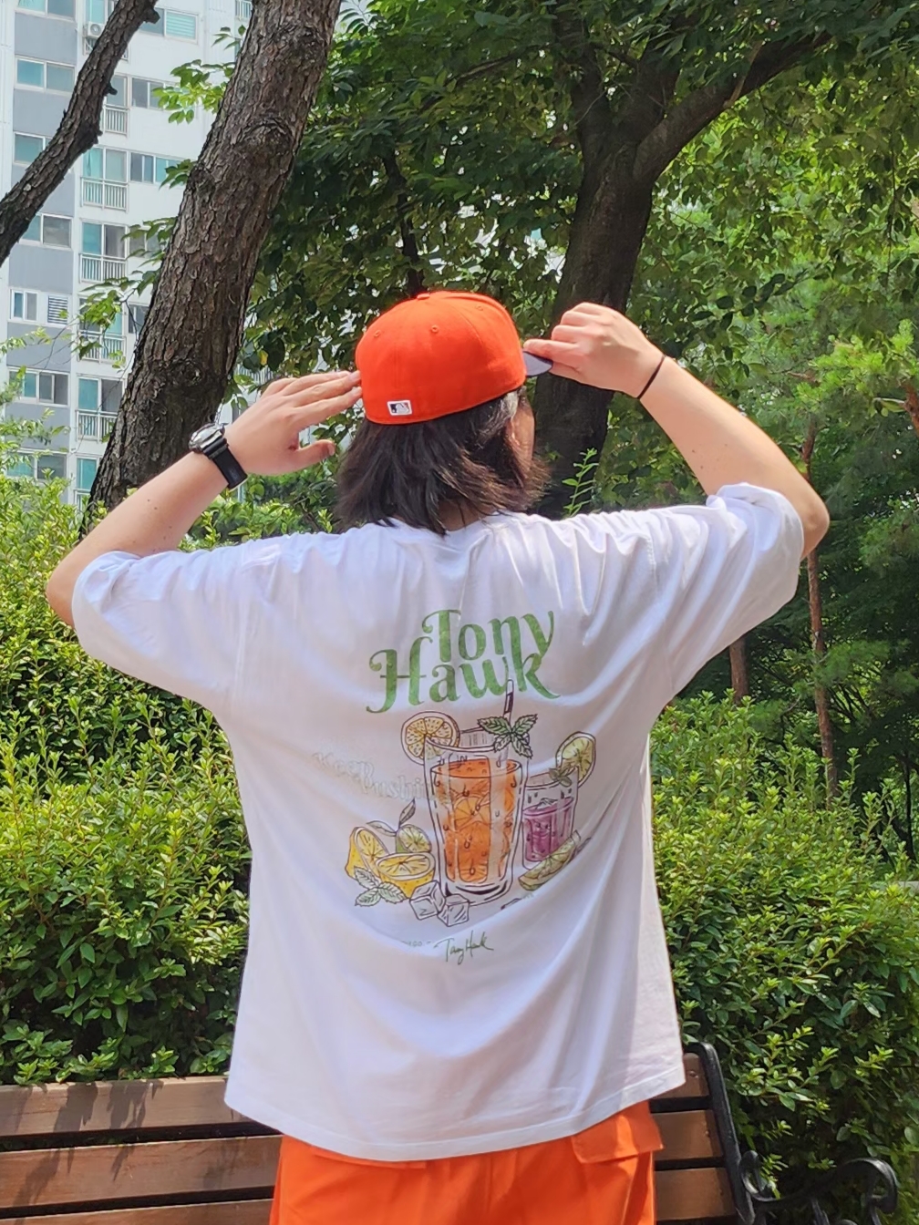 Nike Air Force 1 Low Retro Color of the Month White, TONYHAWK Cocktail Graphic T-Shirt White 착용 스타일 - 3