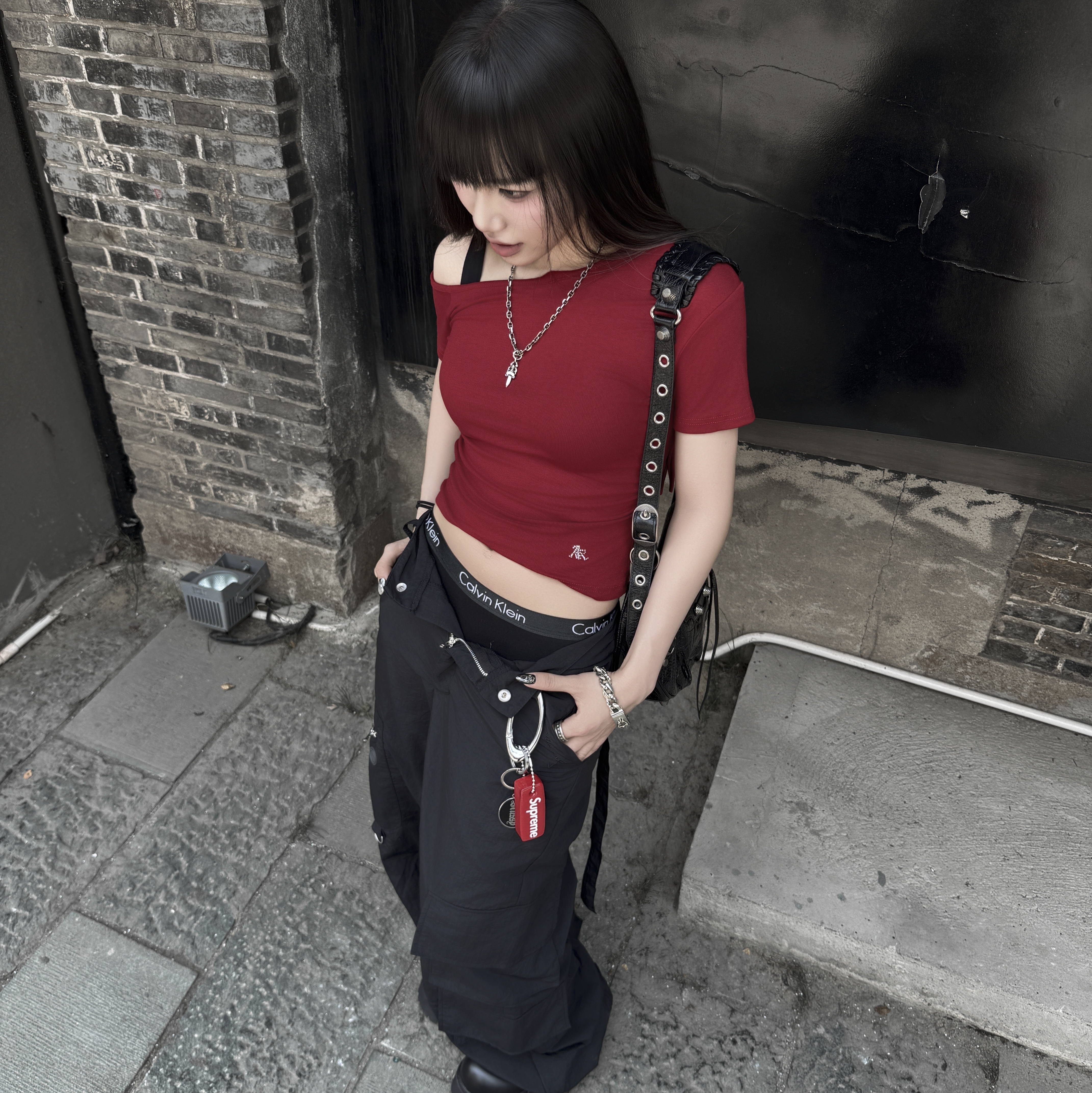 Balenciaga Le Cagole Small Shoulder Bag Black, Supreme Floating Keychain Red - 23FW 착용 스타일 - 2