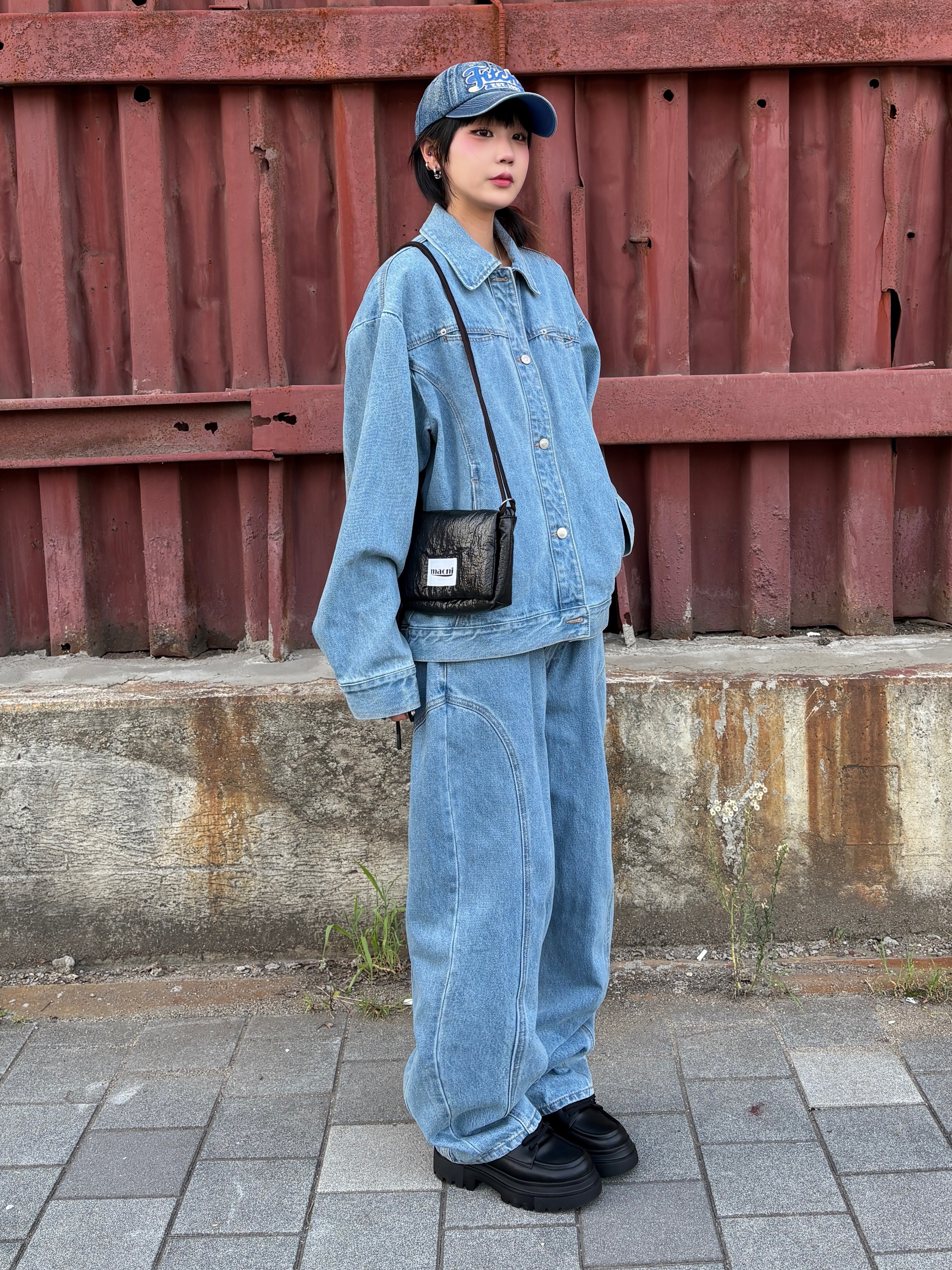 MACNI Glossy String Cross Bag Black 착용 스타일 - 1