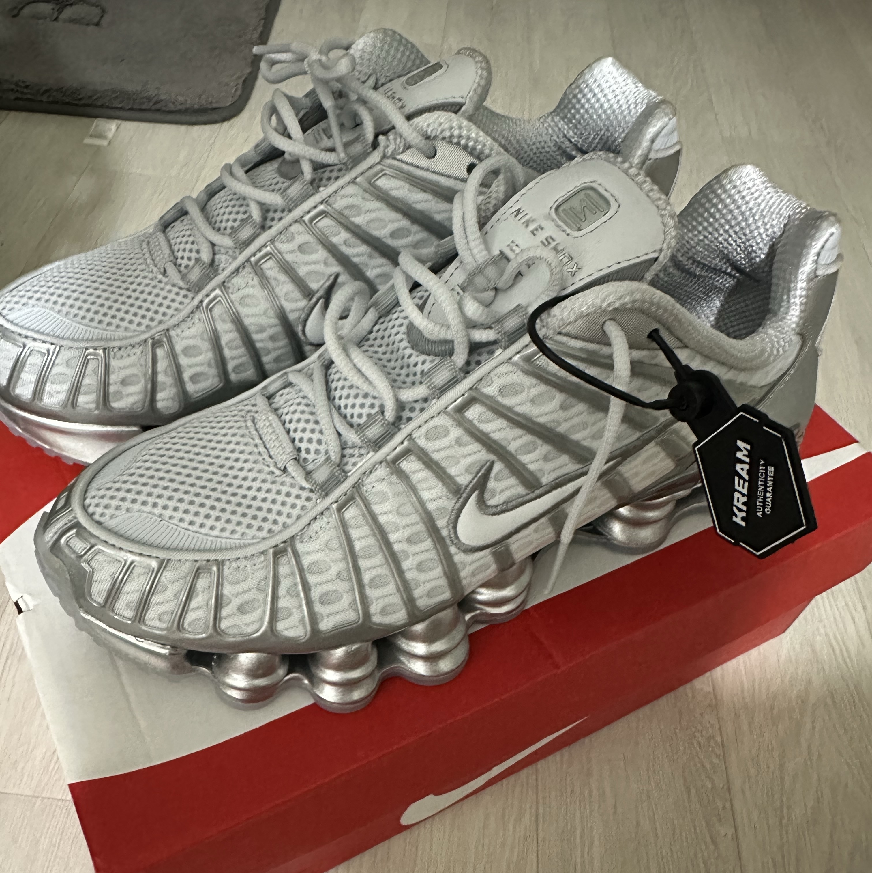 (W) Nike Shox TL Pure Platinum and Metallic Silver 착용 스타일 - 1