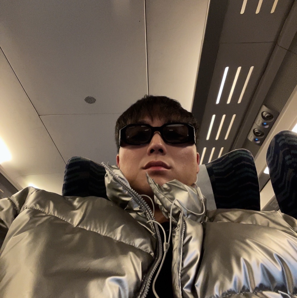 Prada Symbole Sunglasses Slate Gray Lenses Alternative Fit 착용 스타일 - 1