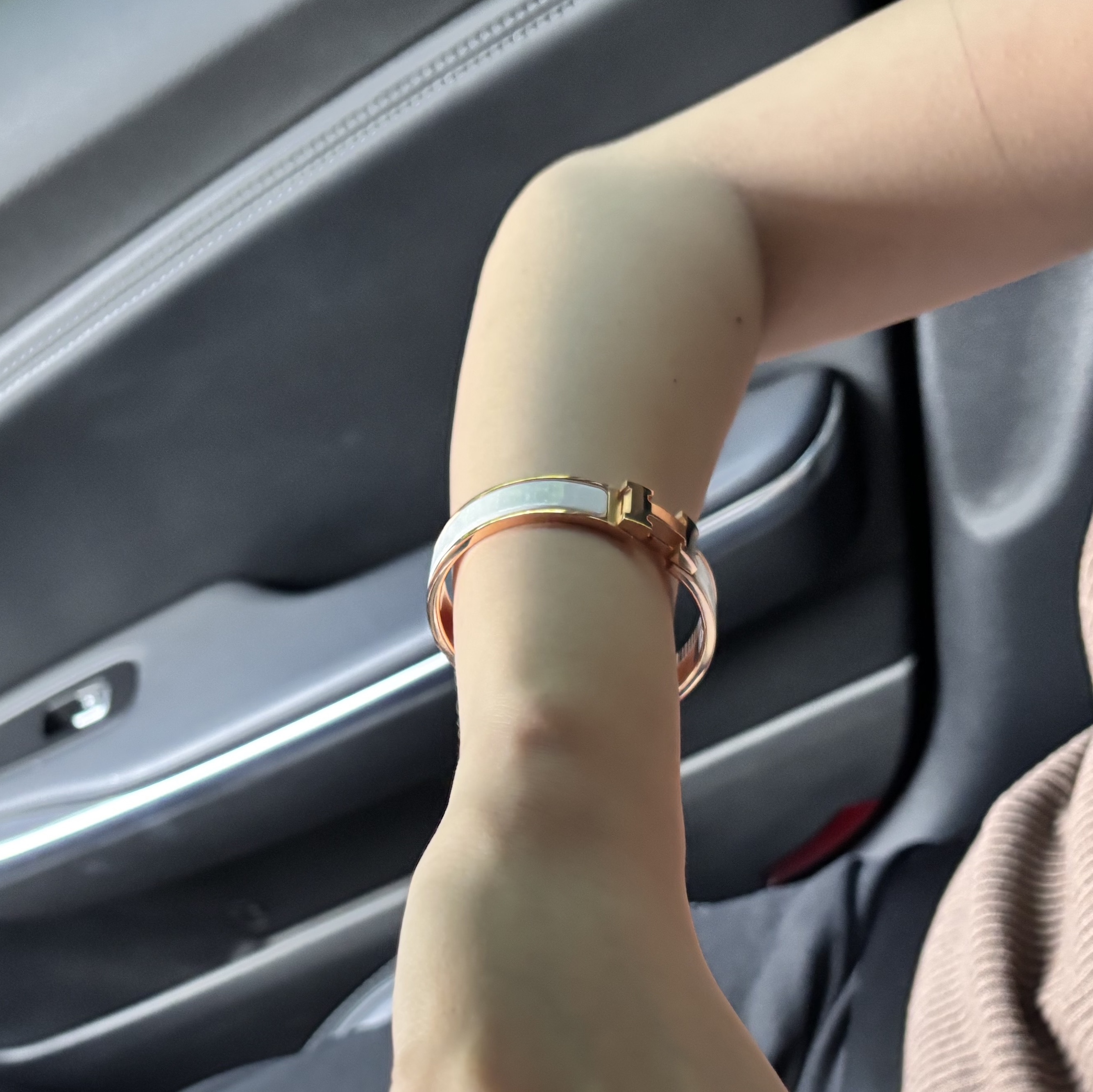 (W) Hermes Clic H Bracelet Rose Gold & Blanc 착용 스타일