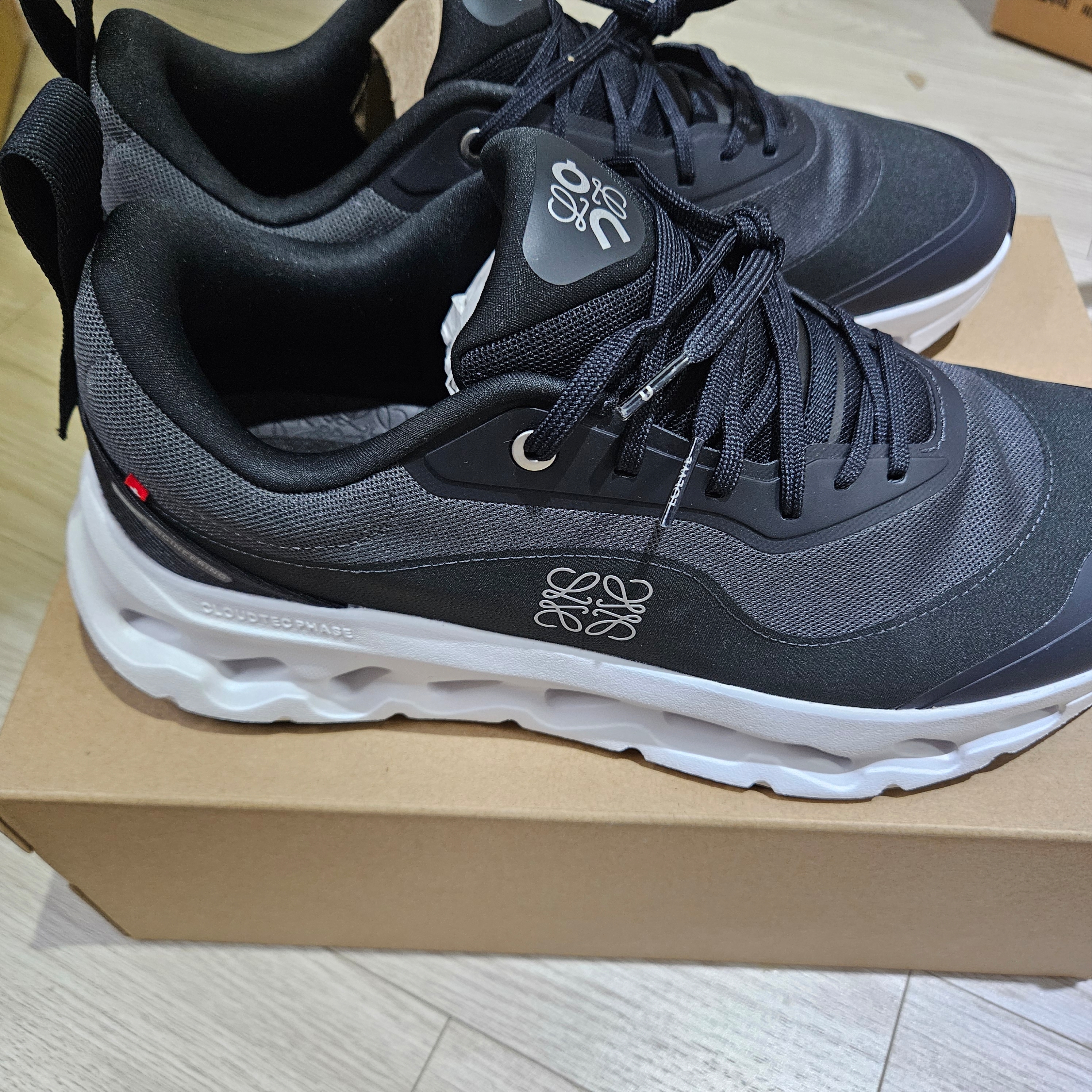 Loewe x On Running Cloudtilt 2.0 Black 착용 스타일 - 1