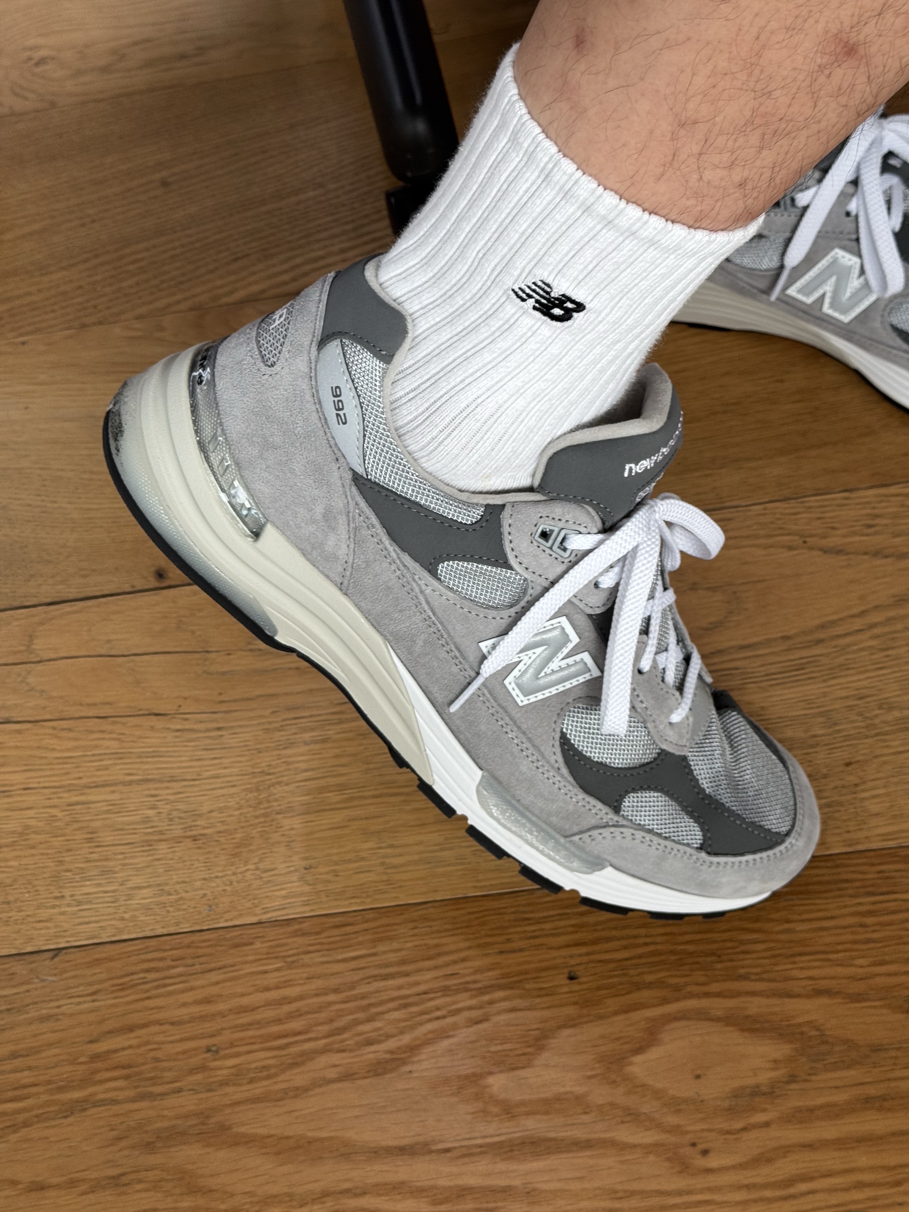 New Balance 992 Made in USA Core Grey Silver Metallic 착용 스타일