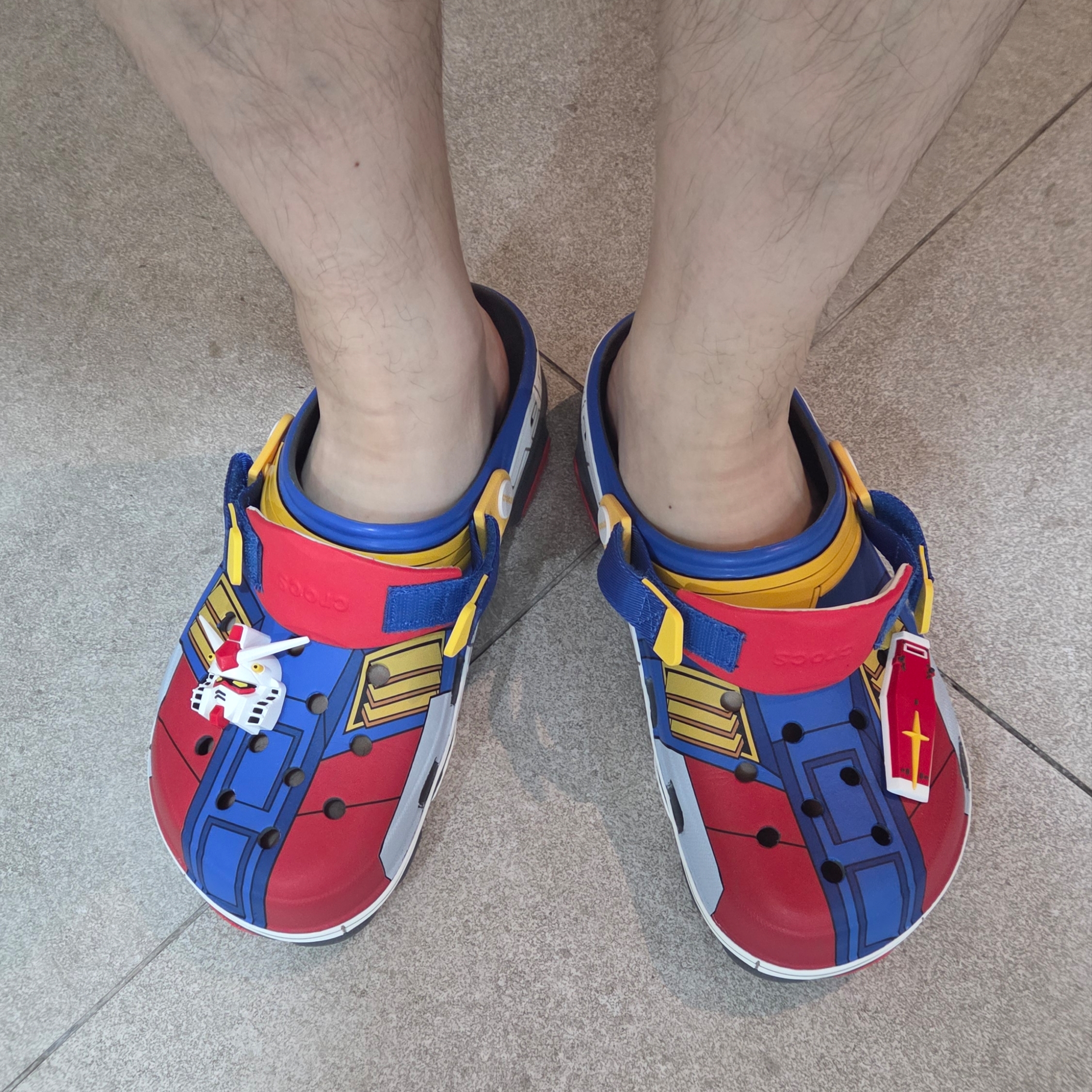 Crocs x Gundam All Terrian Clog Slate Grey 착용 스타일