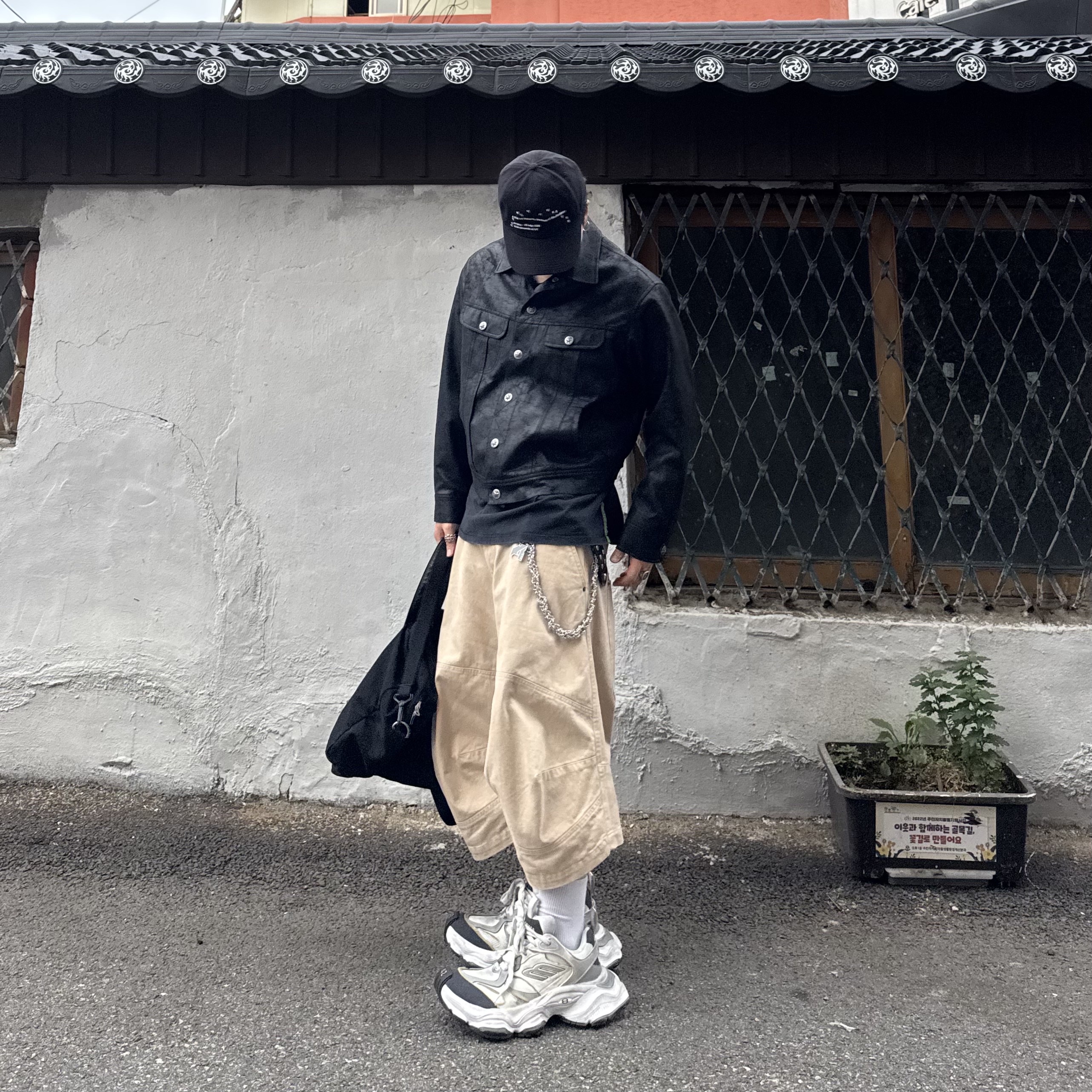 Aoiro Ooki Pocket Shorts Tan, Balenciaga Cargo Sneakers White Grey 착용 스타일 - 2