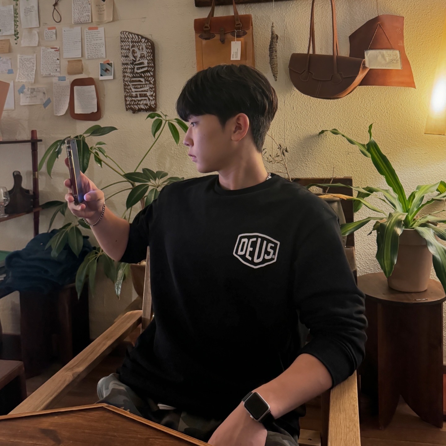 Deus Ex Machina Seoul College Long Sleeve T-Shirt Black 착용 스타일 - 1